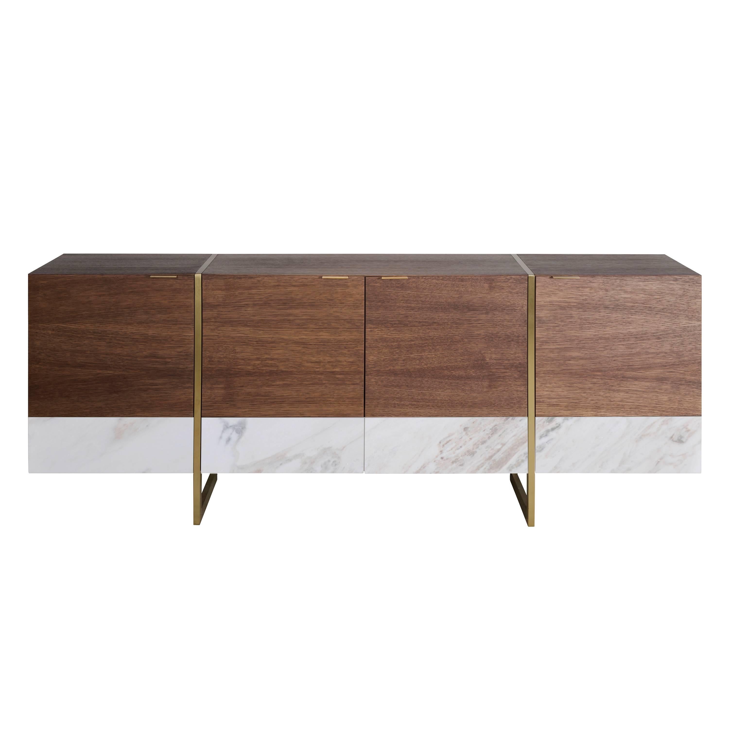 Das gestreifte Sideboard ist das Ergebnis einer Erforschung der Kombination von Marmor und Holz. Auch die schlanken Griffe und Beine sind aus natürlichem Messing.