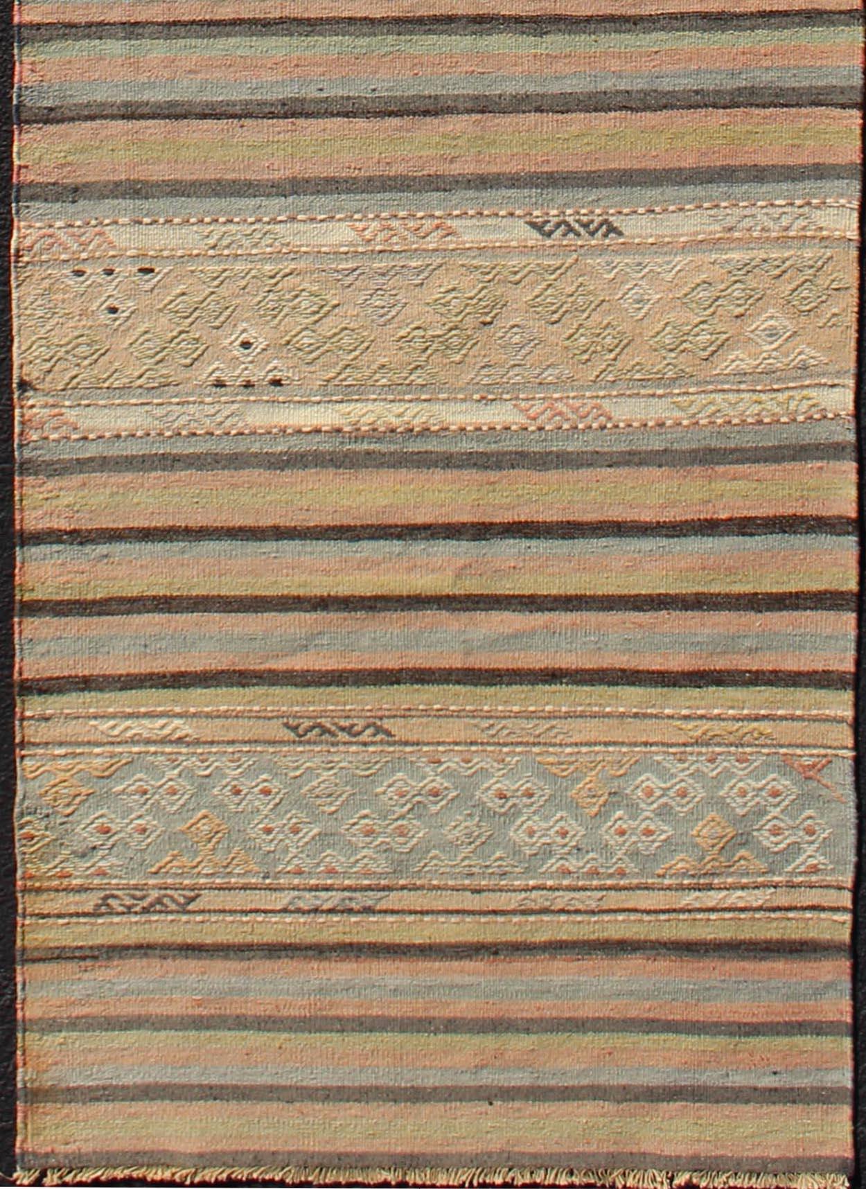 Turc Tapis de couloir Kilim turc vintage à rayures, tissé à plat, à motifs géométriques en vente