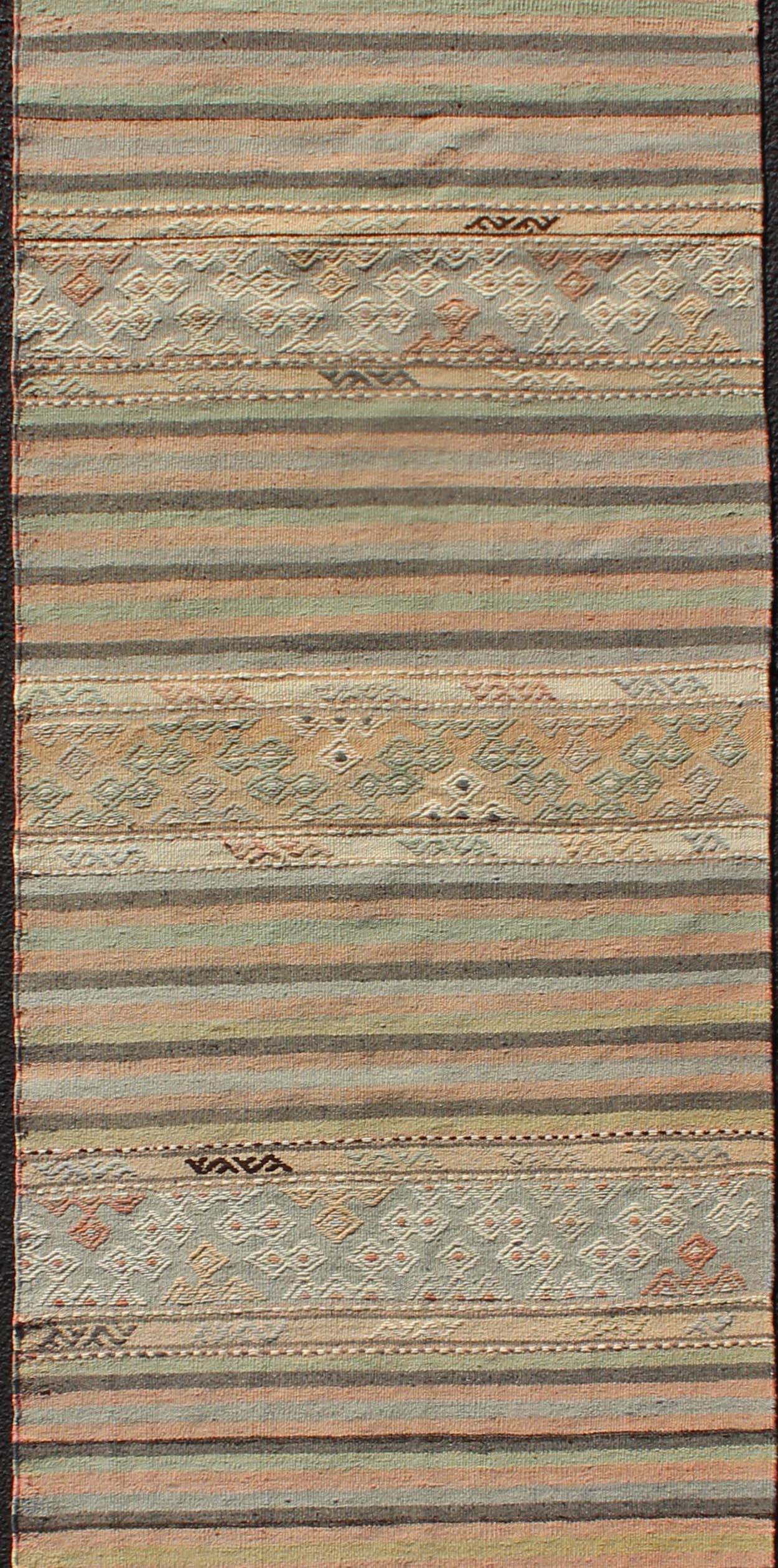 Tissé à la main Tapis de couloir Kilim turc vintage à rayures, tissé à plat, à motifs géométriques en vente