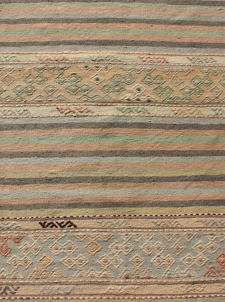 Tapis de couloir Kilim turc vintage à rayures, tissé à plat, à motifs géométriques Bon état - En vente à Atlanta, GA