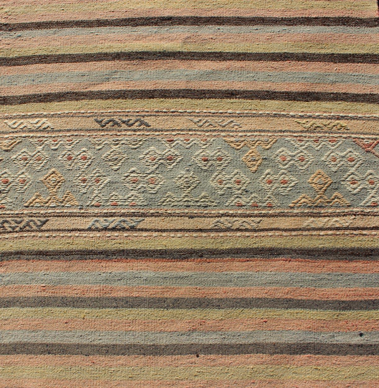 Laine Tapis de couloir Kilim turc vintage à rayures, tissé à plat, à motifs géométriques en vente