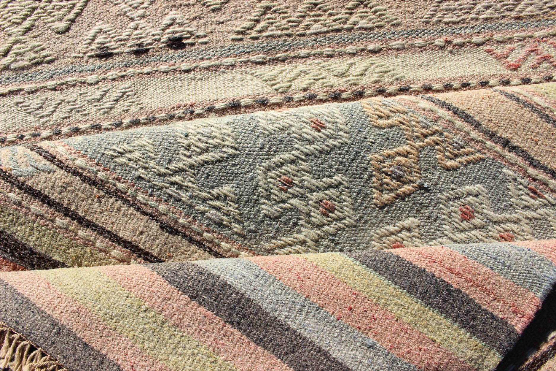Tapis de couloir Kilim turc vintage à rayures, tissé à plat, à motifs géométriques en vente 1