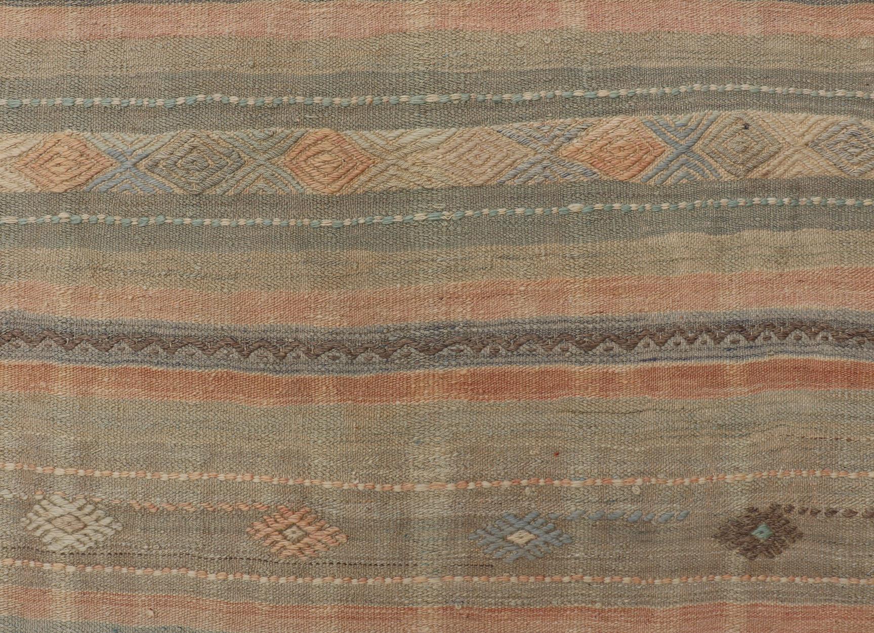 Gestreifter türkischer Kilim-Flachgewebe-Läufer mit geometrischem Tribal-Muster (Handgewebt) im Angebot