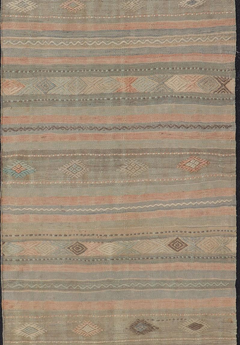 Gestreifter türkischer Kilim-Flachgewebe-Läufer mit geometrischem Tribal-Muster (20. Jahrhundert) im Angebot