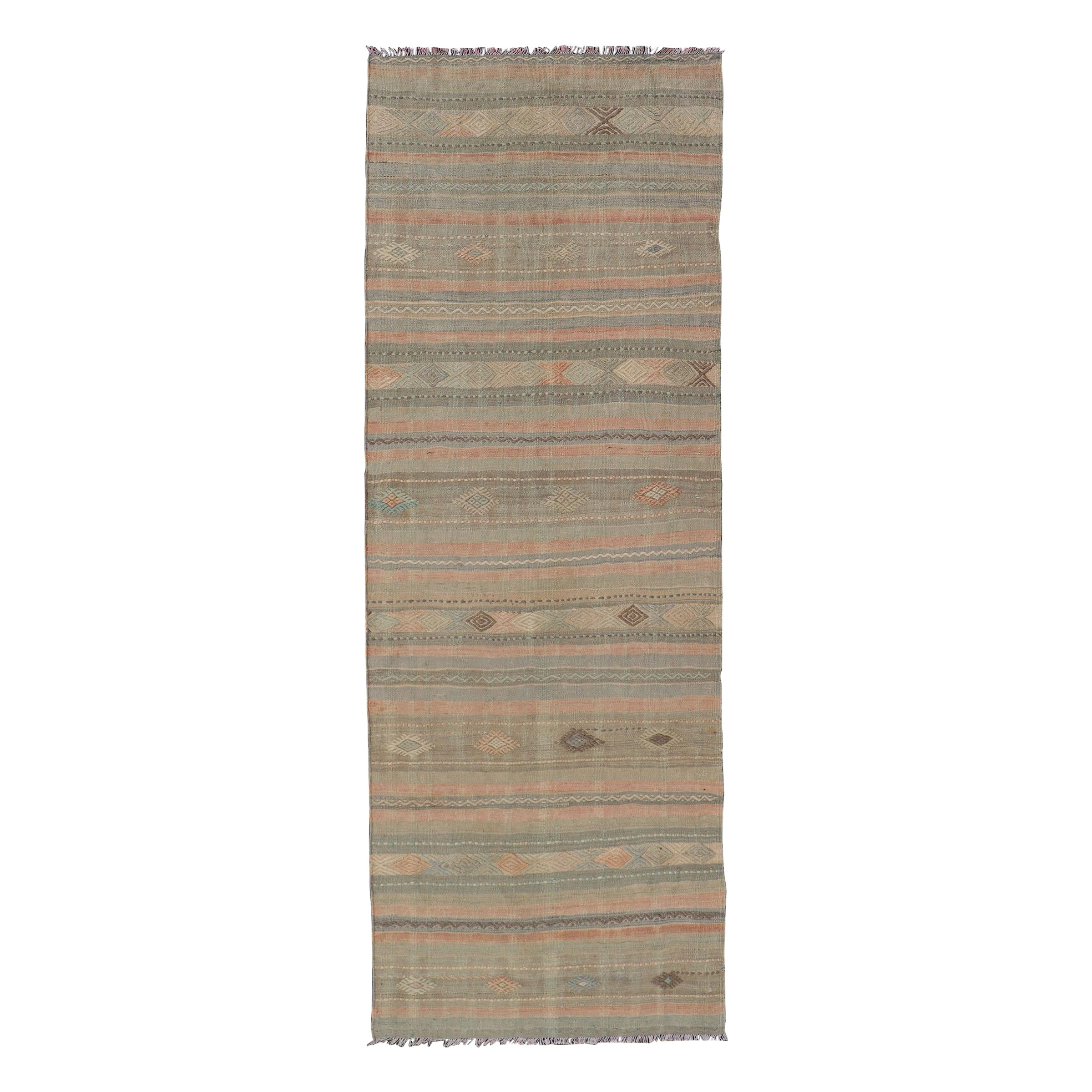 Gestreifter türkischer Kilim-Flachgewebe-Läufer mit geometrischem Tribal-Muster