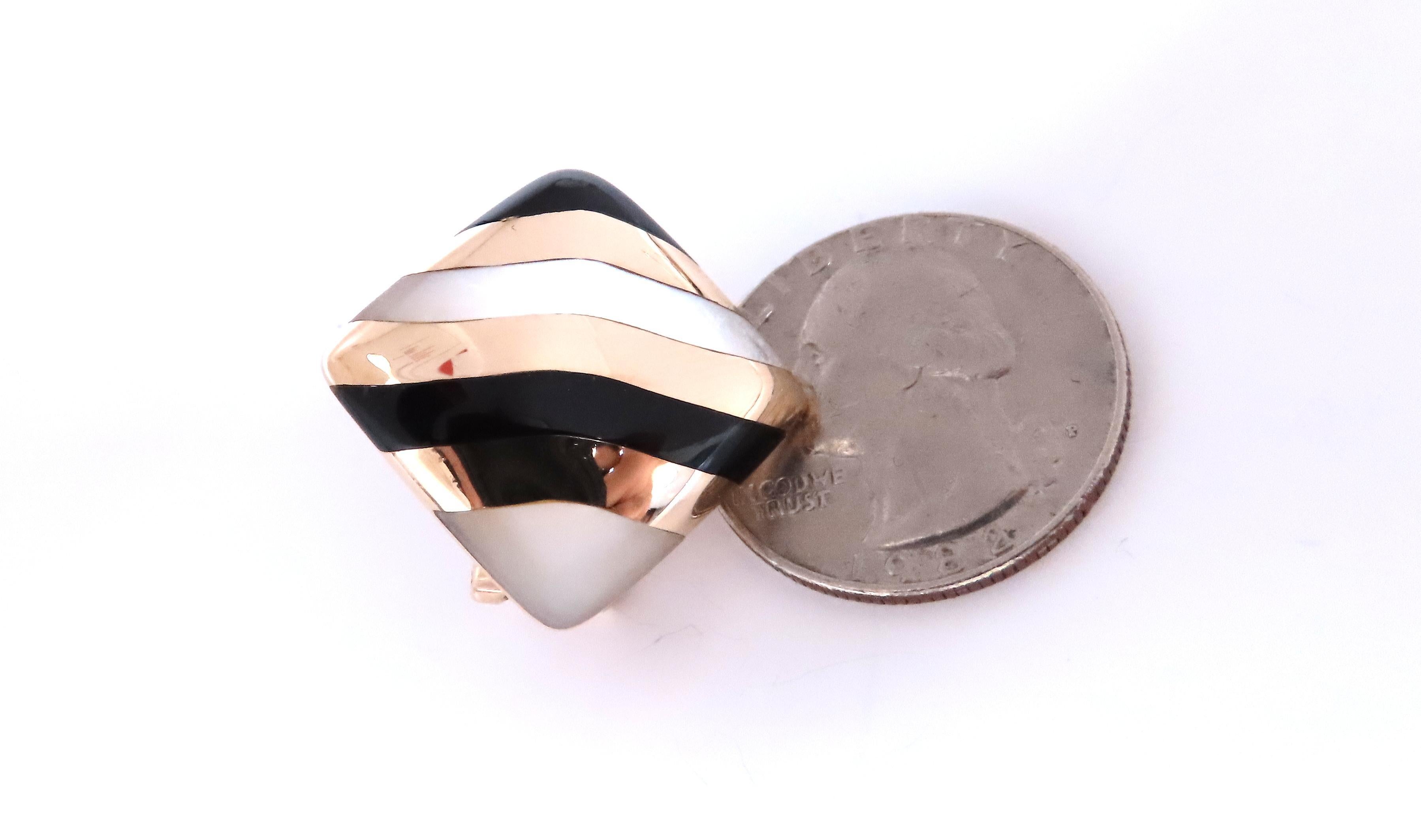 orecchini a clip in oro con madreperla e onice
21 x 21mm 
Oro giallo 14kt 
14 grammi di clip gialla