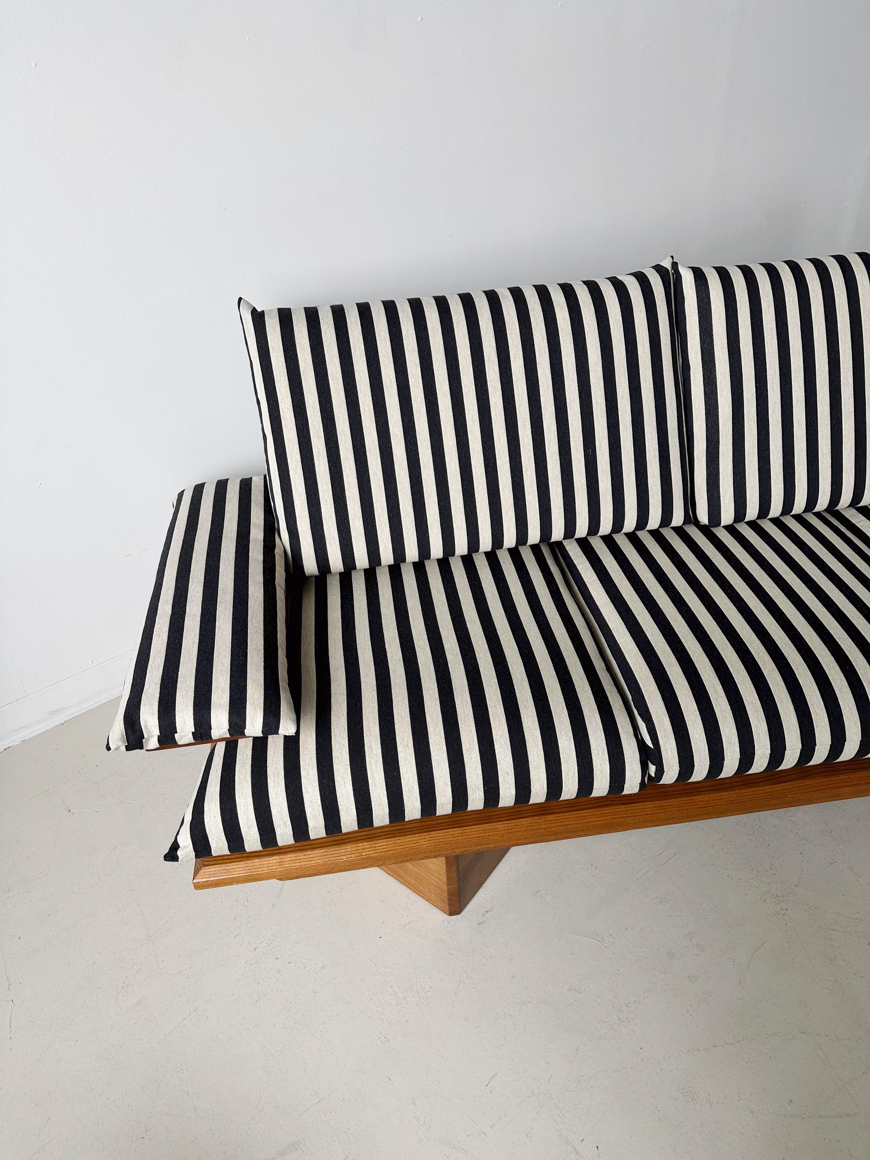 Striped 3 Seater Sofa with Pine Frame In Good Condition For Sale In Outremont, QC