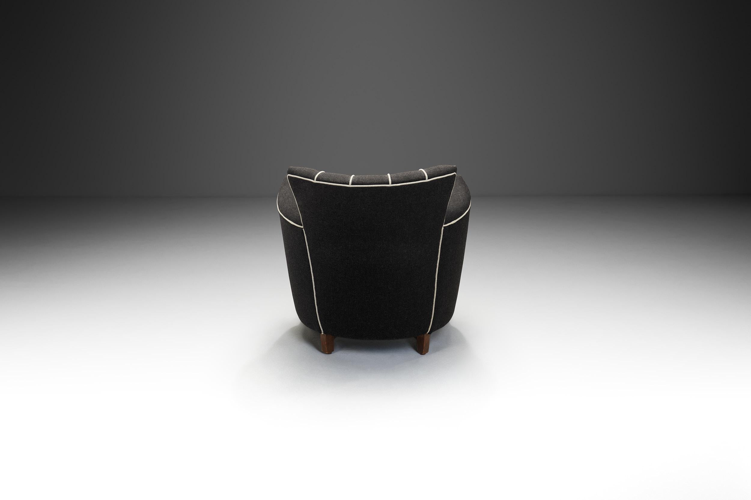 Striped Black Armchair, Europe 20th Century In Good Condition For Sale In Utrecht, NL