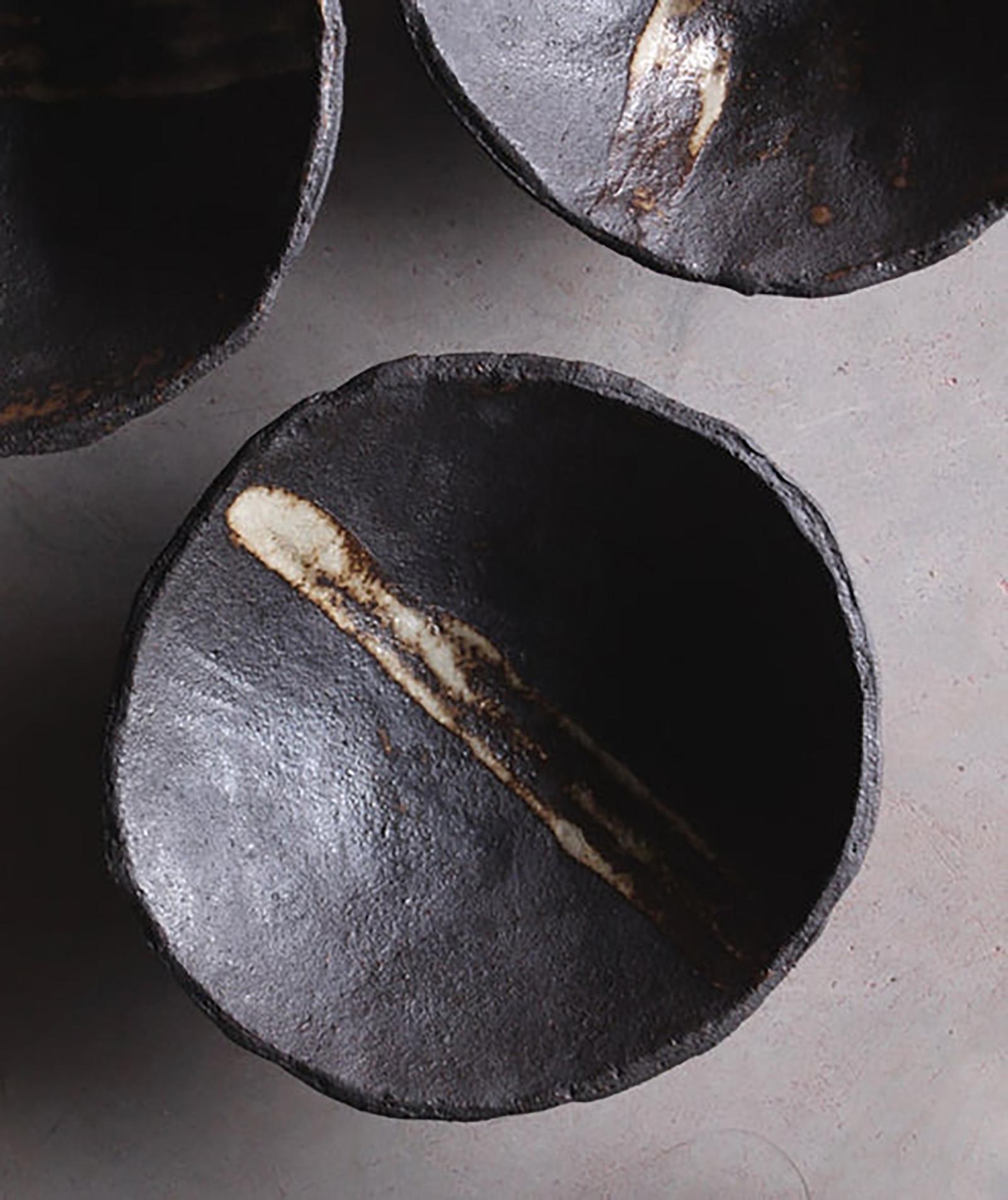 Striped Black Stoneware Dinnerware - Set of 6 In New Condition For Sale In Dallas, TX