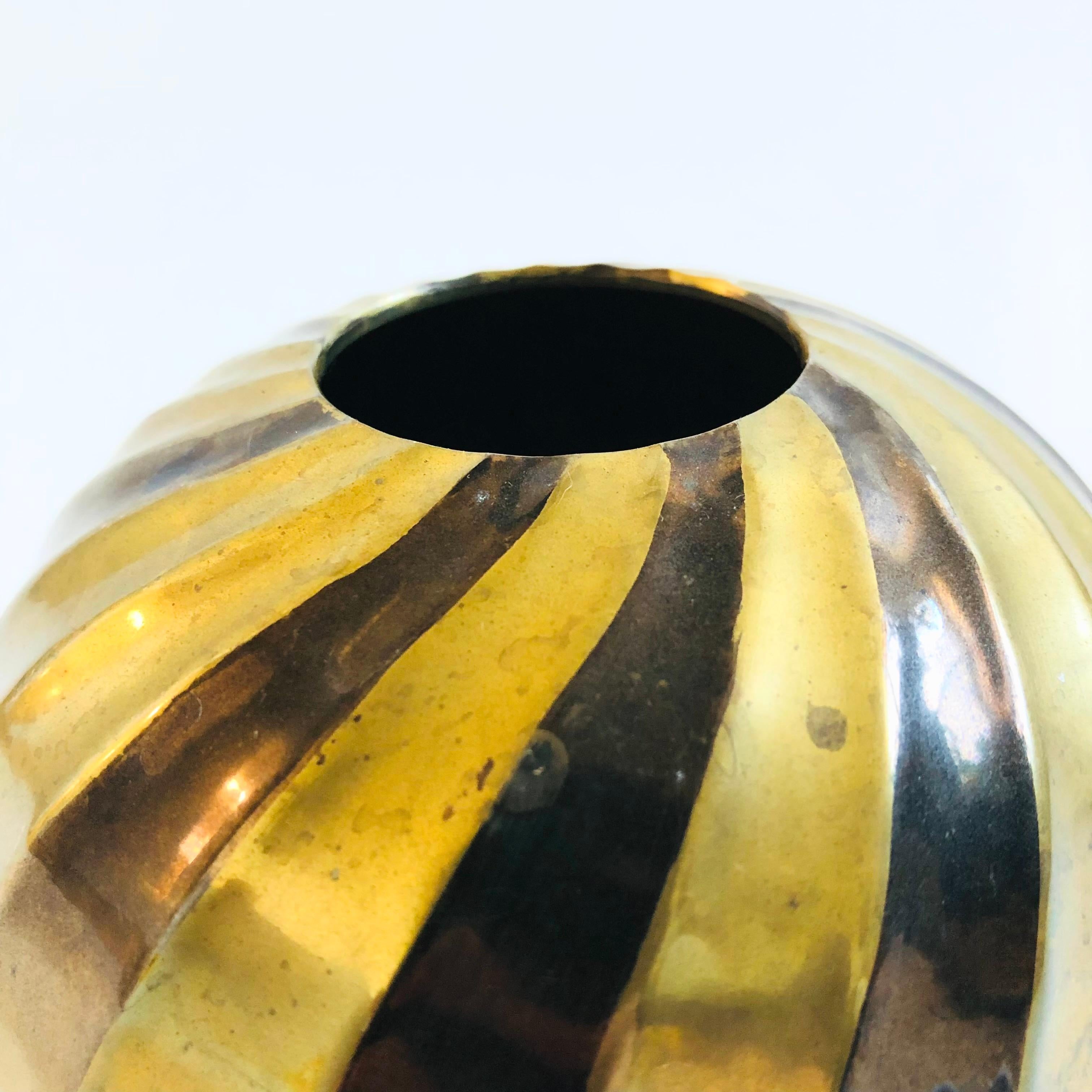 Vaso a sfera in ottone a righe In condizioni buone in vendita a Fairfield, CA