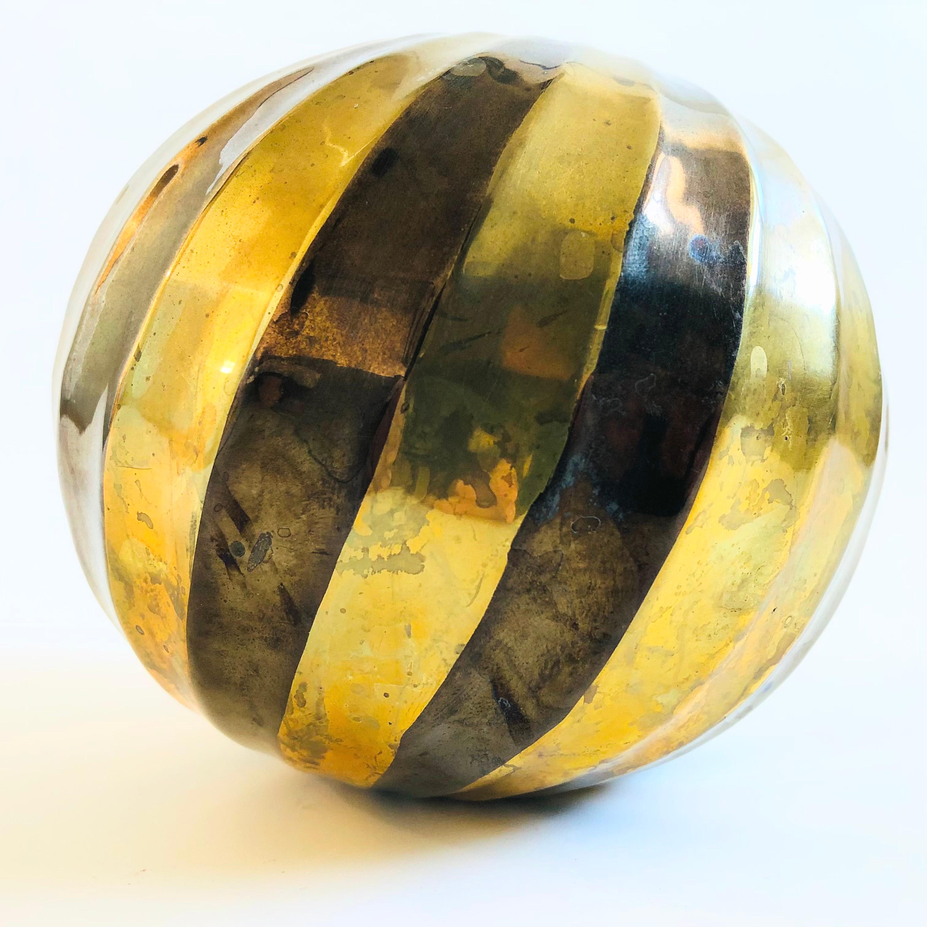 XX secolo Vaso a sfera in ottone a righe in vendita