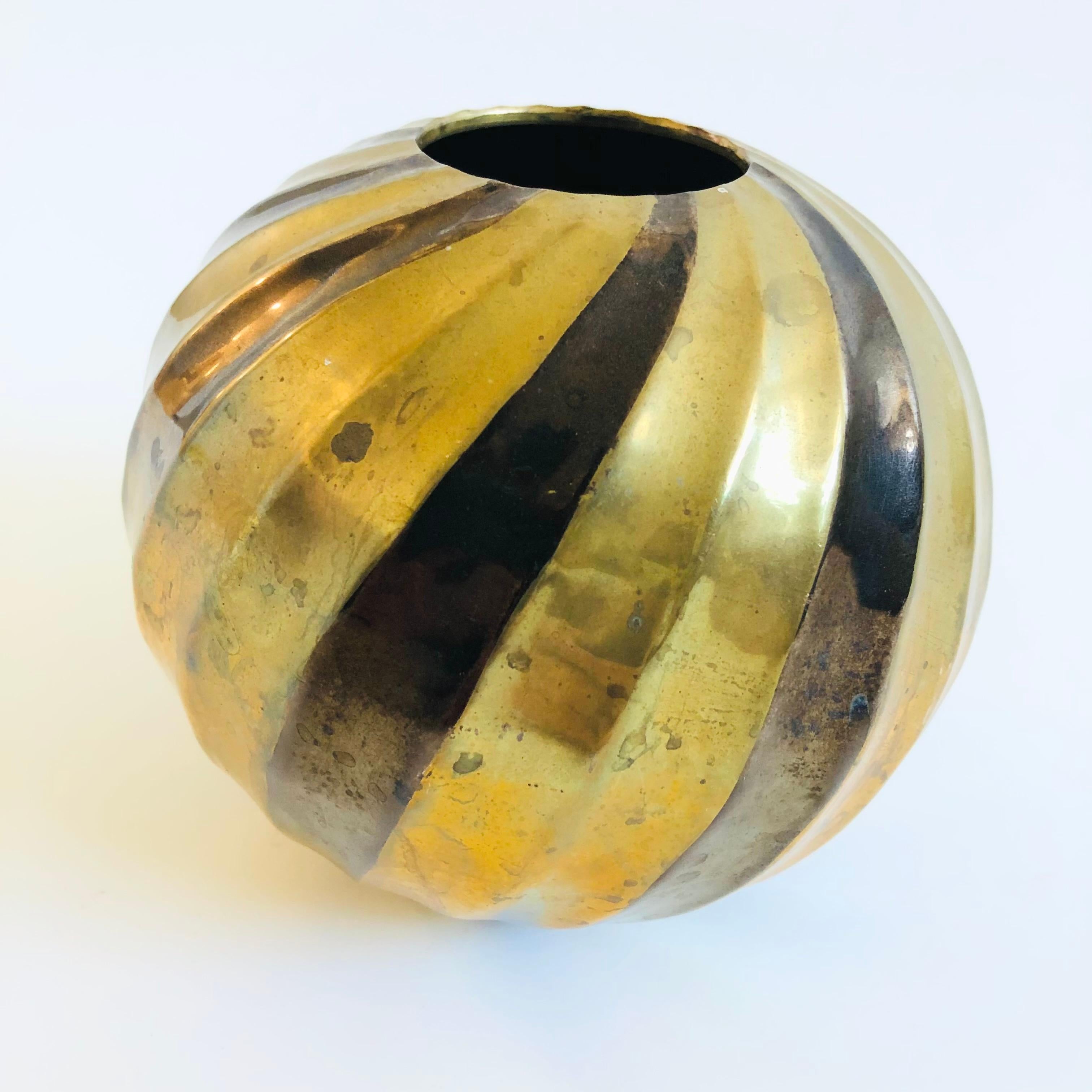 Ottone Vaso a sfera in ottone a righe in vendita