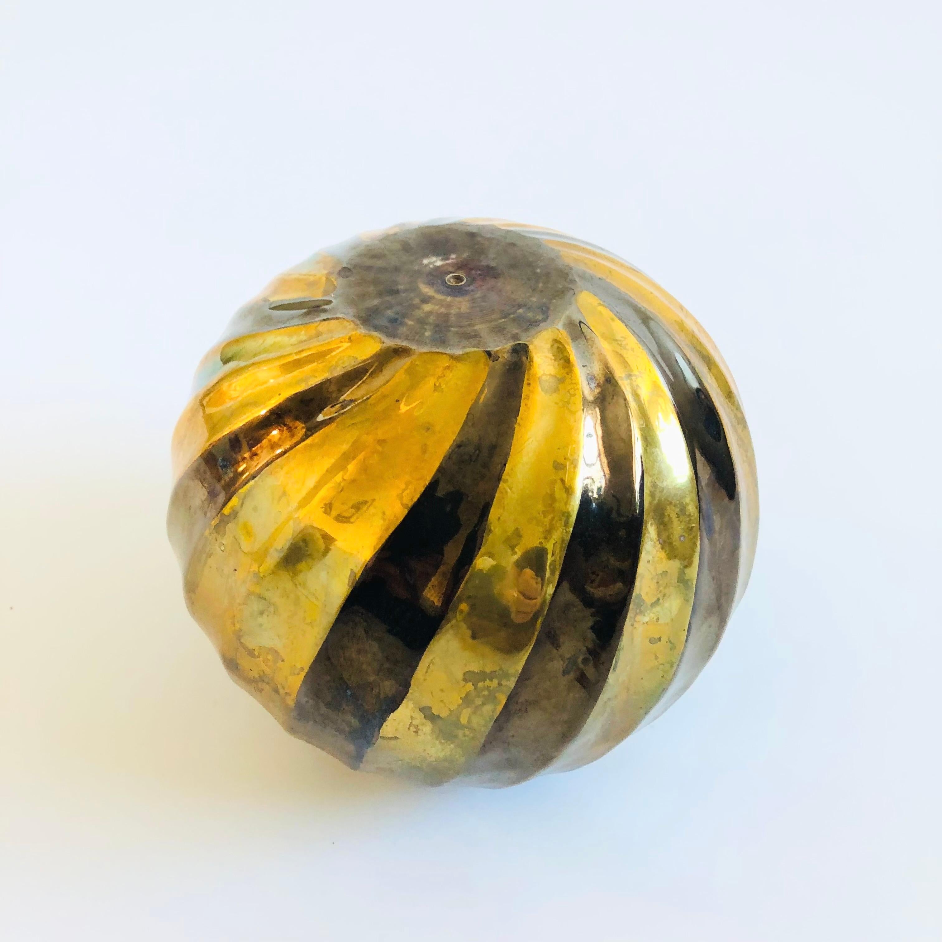 Vaso a sfera in ottone a righe in vendita 1