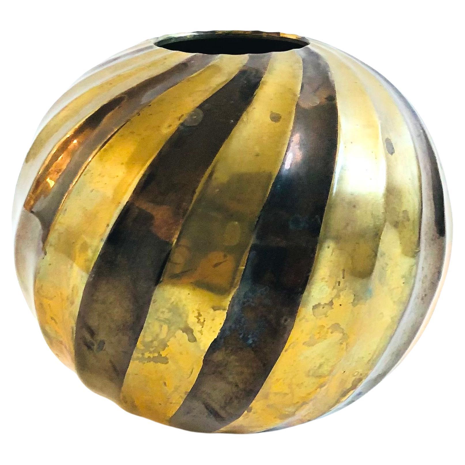 Vaso a sfera in ottone a righe