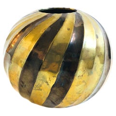 Jarrón esfera de latón rayado
