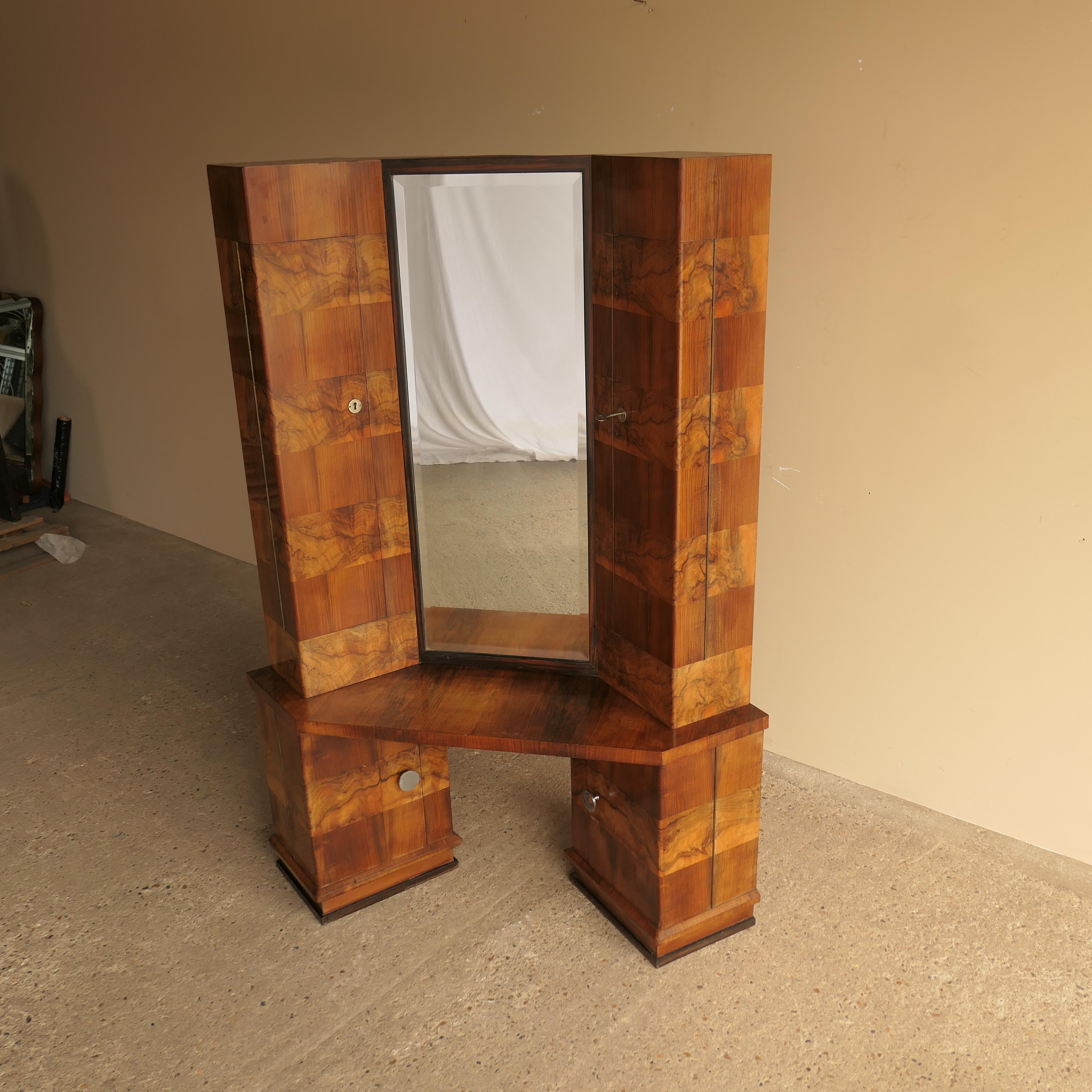 Raro tocador de los años 40 procedente de Milán, que muestra una exquisita artesanía italiana. Fabricada en madera maciza con llamativos detalles a rayas en chapa de arce y nogal en contraste, esta pieza vintage es un ejemplo destacado del diseño