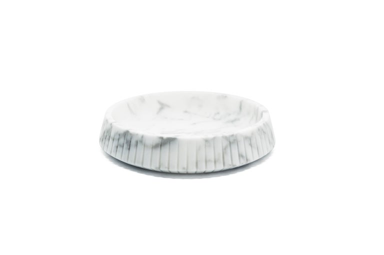 Striped centrepiece in white Carrara marble.
- Jacopo Simonetti design for FiammettaV-
Each piece is in a way unique (every marble block is different in veins and shades) and handmade by Italian artisans specialized over generations in processing