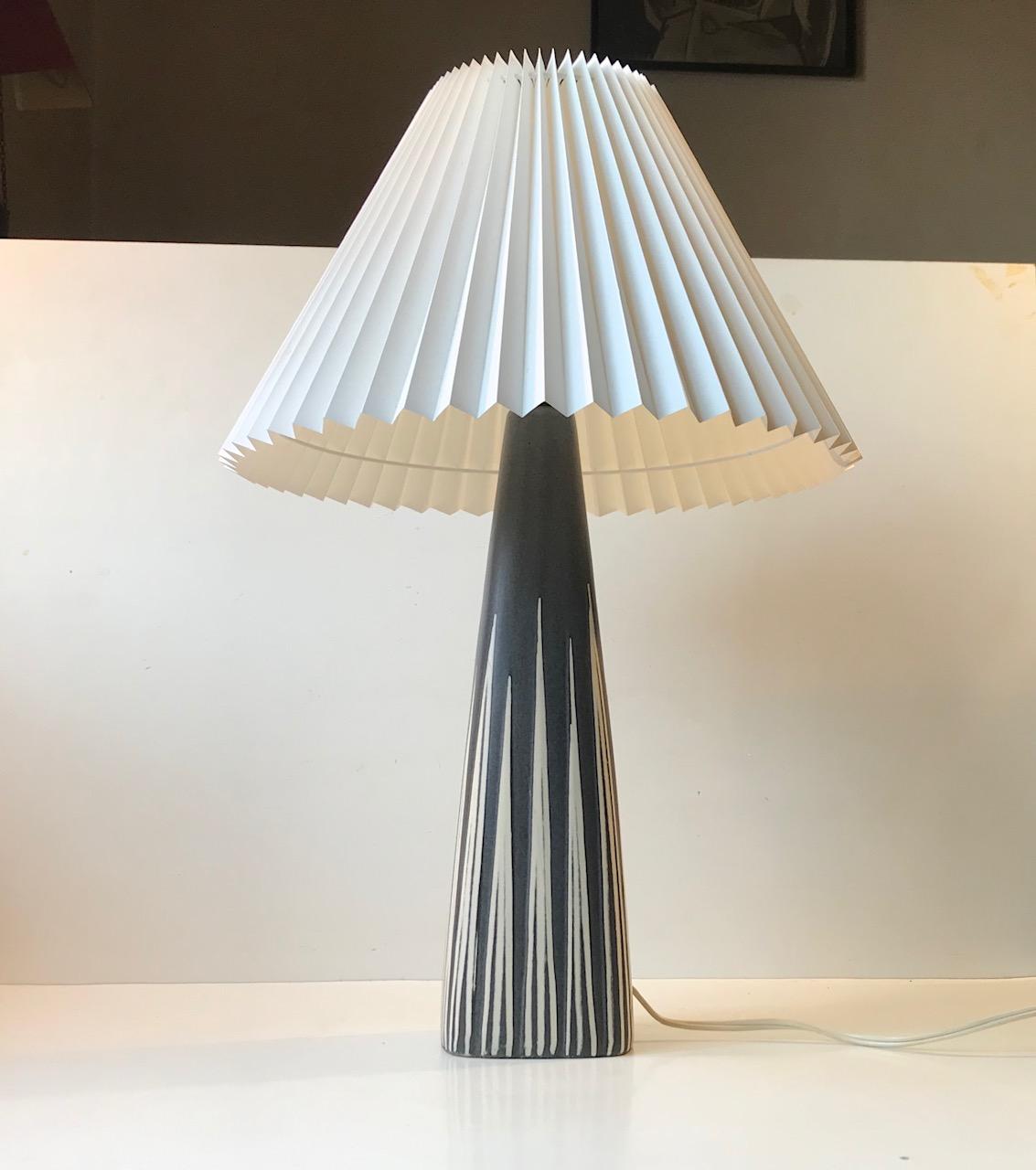 Lámpara de sobremesa de cerámica rayada de Svend Aage Holm Sørensen para Søholm, años 60 Danés en venta