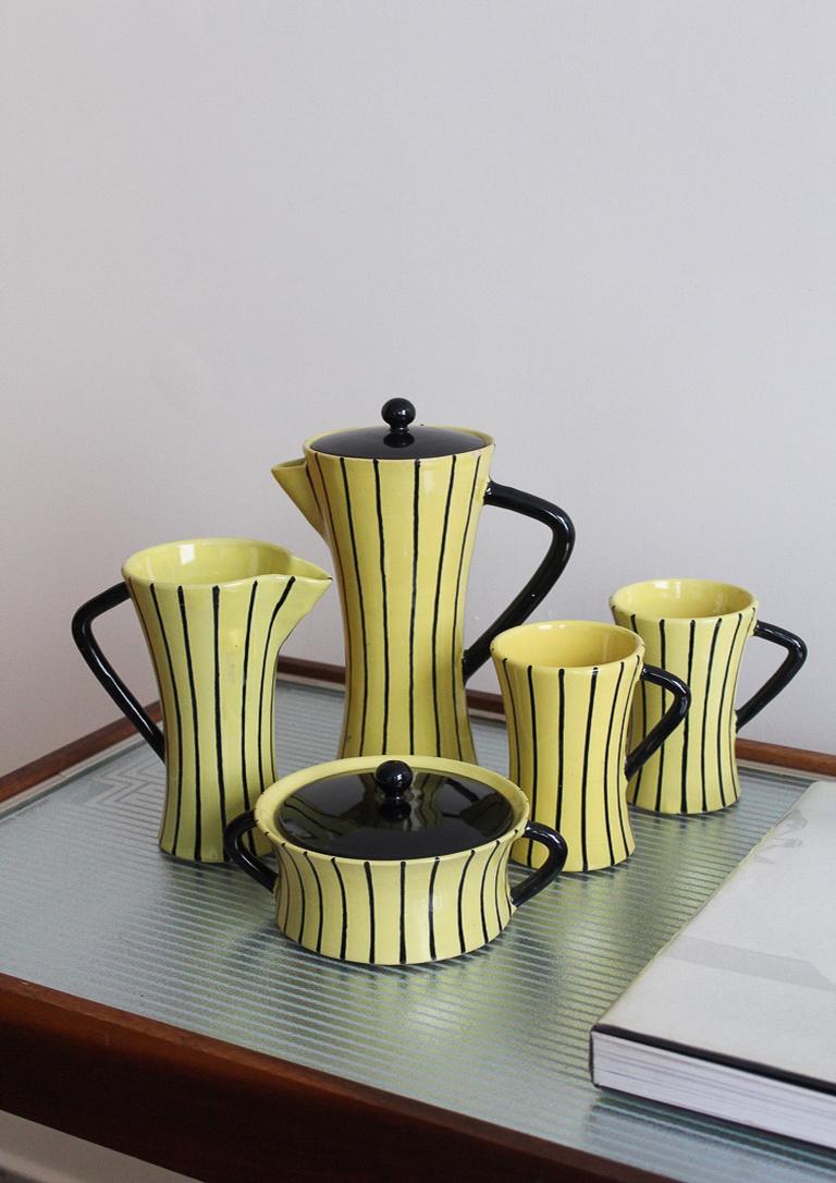 Service à thé en céramique de San Polo Otello Rosa, fabriqué en Italie, années 1950. Service jaune à rayures noires composé d'une théière, d'un crémier, d'un sucrier et de six tasses.

En bon état vintage, petit éclat sur la théière.
