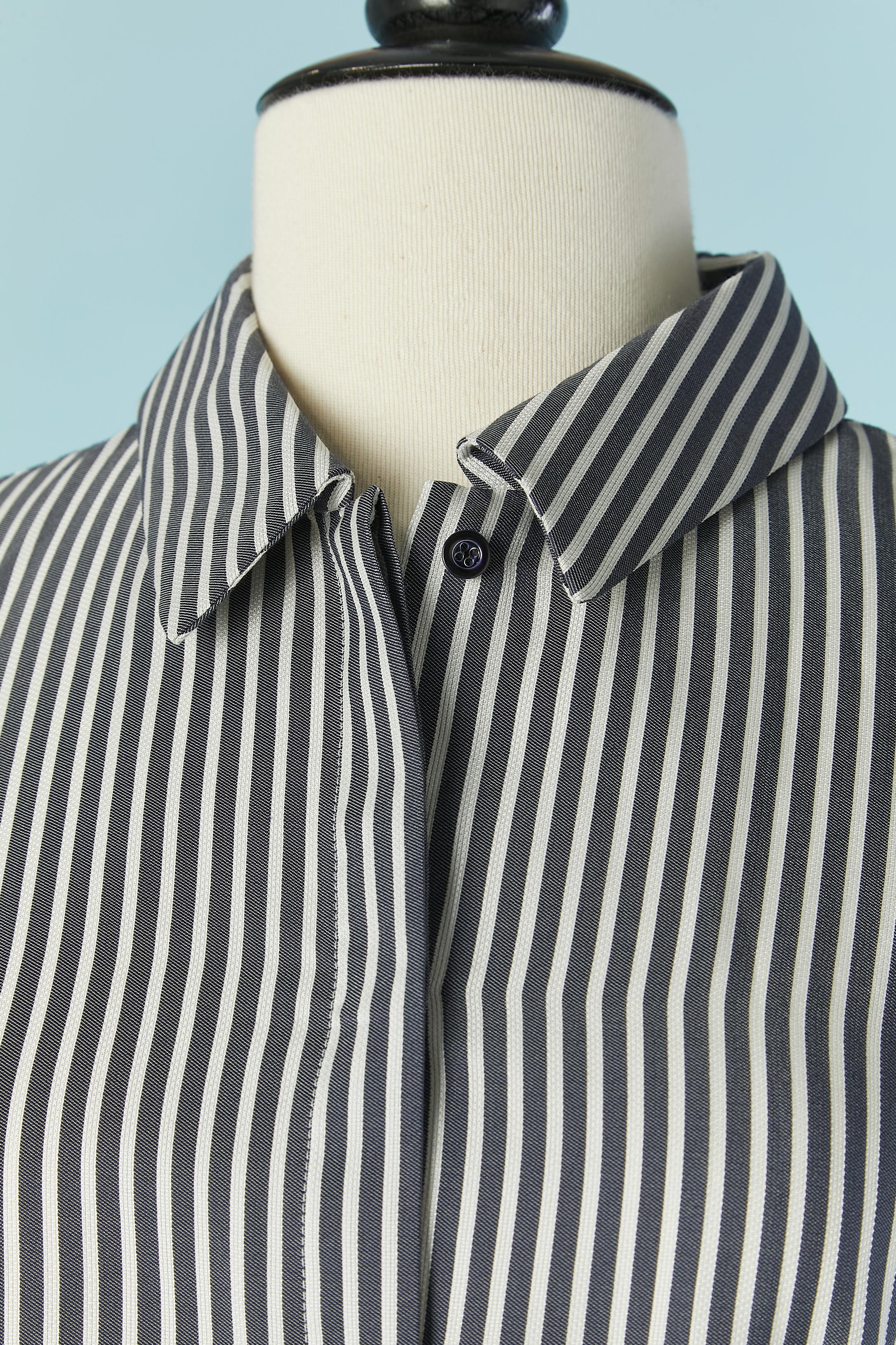 Striped chemise dress with short sleeve. No fabric composition tag but it's probably cotton mixed with silk or nylon ( the fabric is a bit stiff) 
Hidden button placket on the middle front. Pocket on both side.
SIZE S/ M 