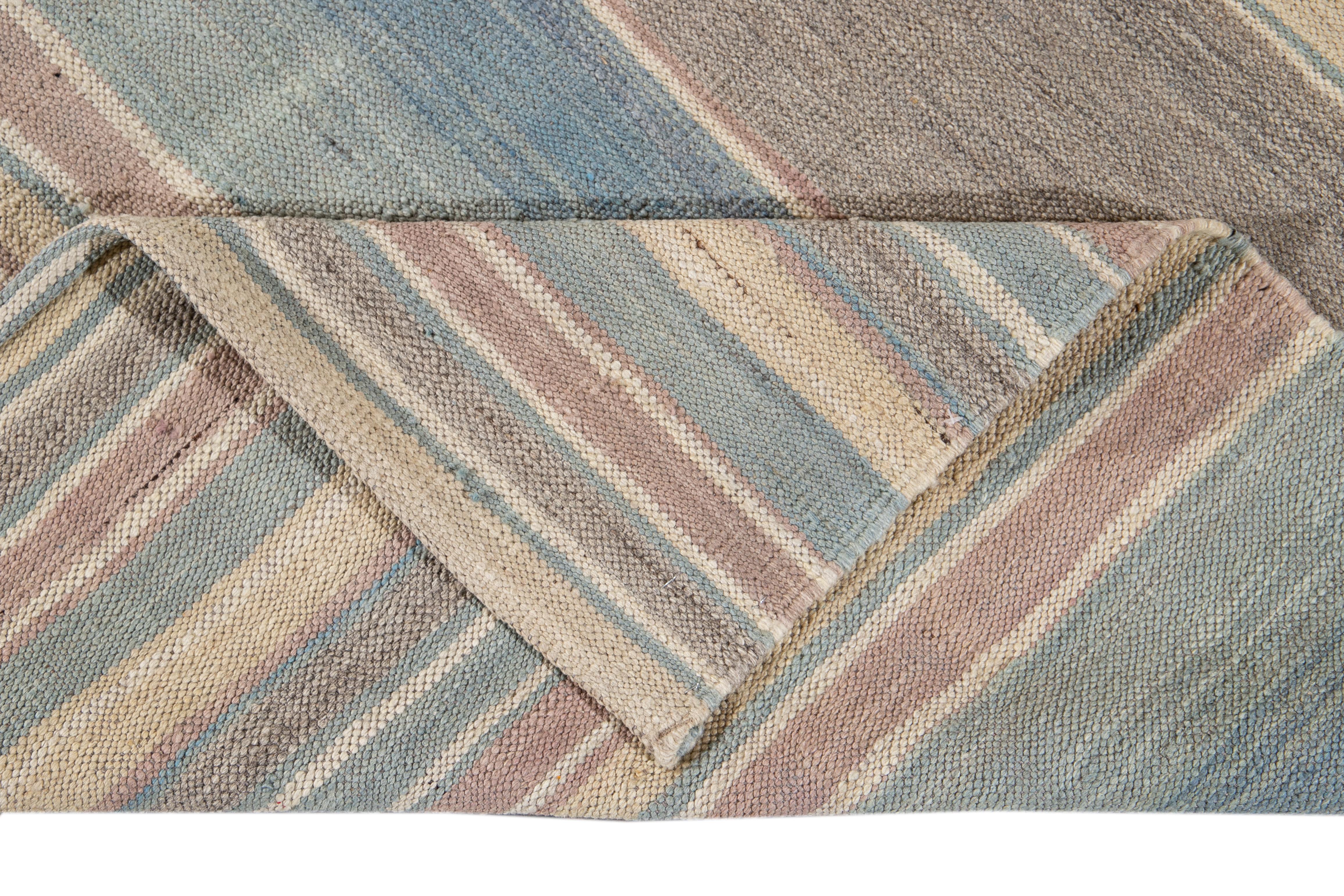 Tessuto a mano Tappeto in lana a righe Modern Color a trama piatta Rug & Kilim in vendita