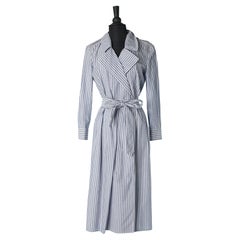 Gestreiftes doppelreihiges Tageskleid aus Baumwolle mit Trenchcoat-Stil von Burberry 