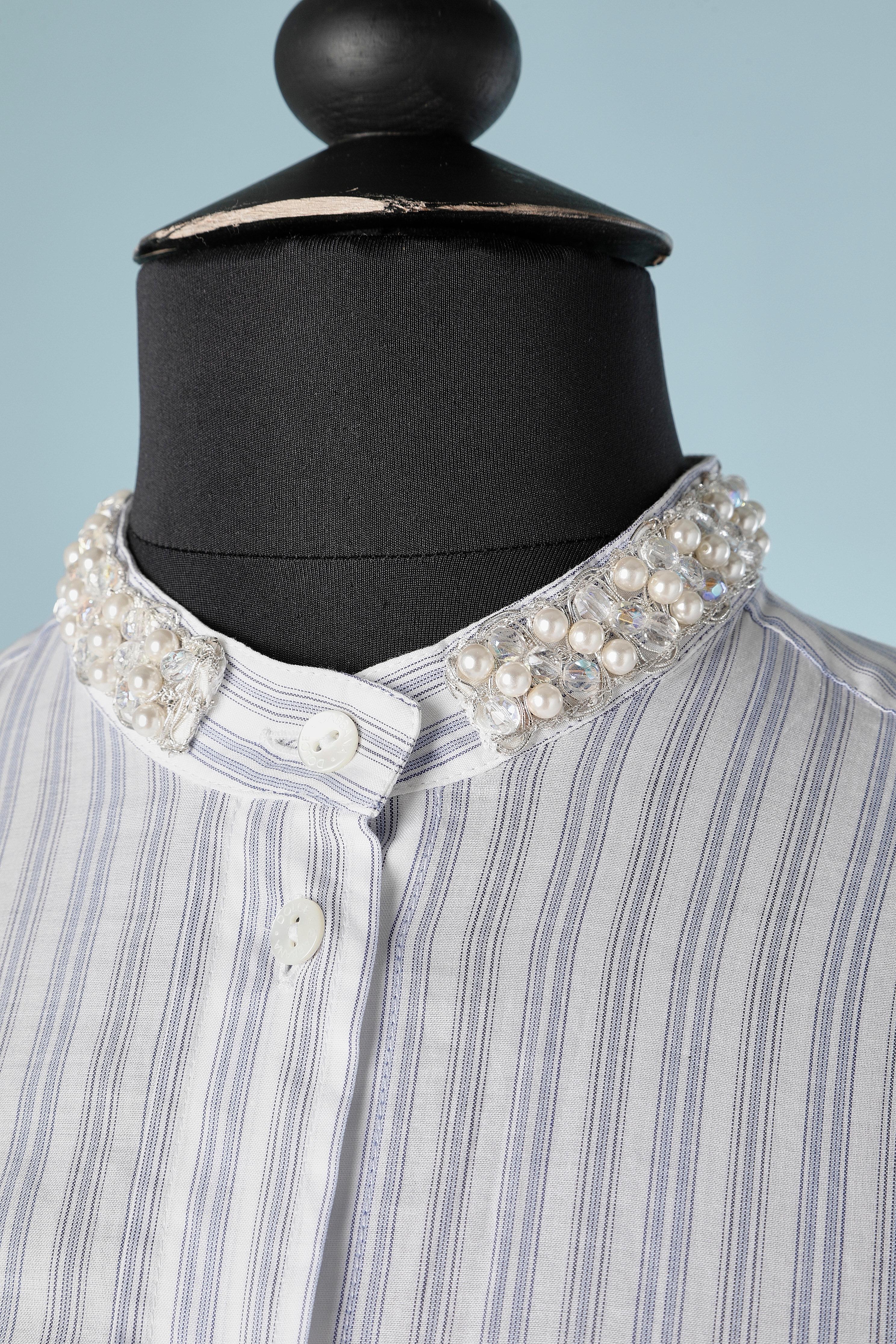 Camicia in cotone a righe con ricami di perle e perline mescolati a fili di lurex argentati. 
Bottoni in madreperla con marchio. Bottoni e asole anche sui polsini. 
Taglia 36 (It) 6 (Us) S 
