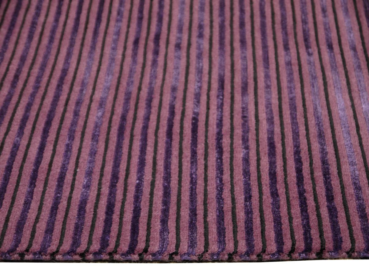 Ein wunderschöner, moderner Designteppich, handgeknüpft aus feinster Wolle-Bambus-Seide in 90 x 60 cm.

Von Djoharian Design.

Handgeknüpfter Streifenteppich in lila Seidenvariationen.

Gestreifte Teppiche kommen immer wieder aus der Mode. In