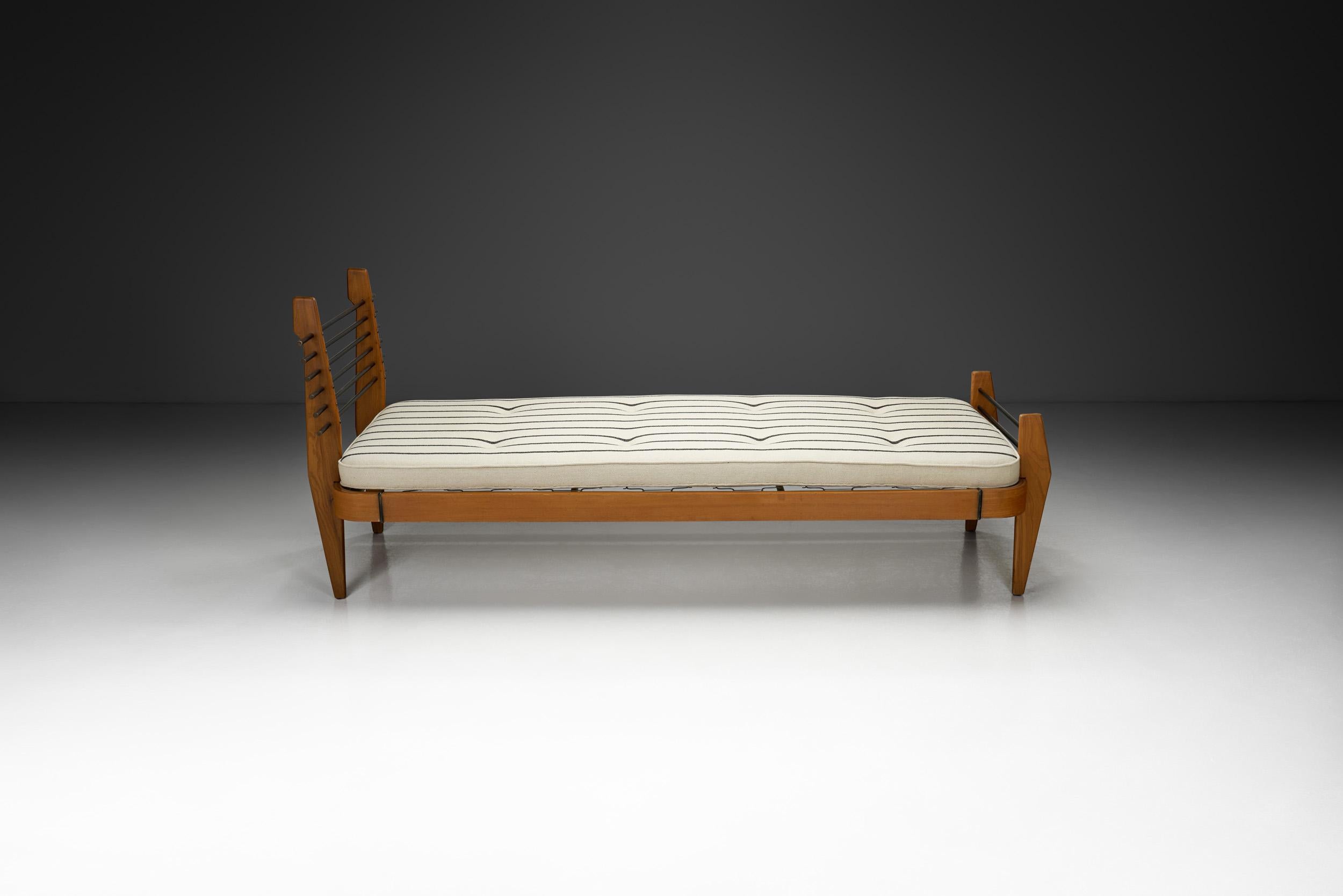 Mid-Century Modern Striped Daybed by Franco Campo and Carlo Graffi for Home Torino, Italy 1960s For Sale