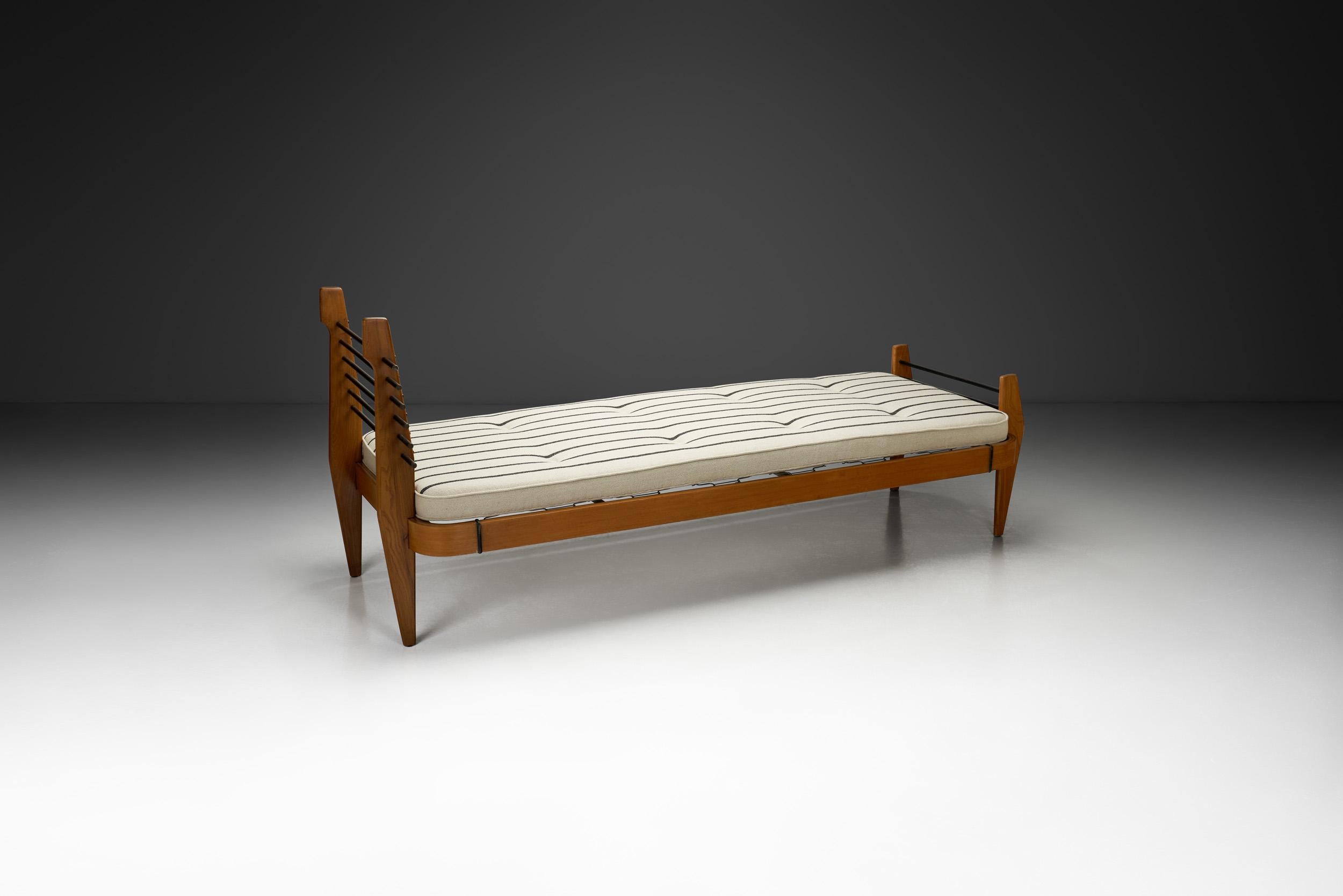 Italian Striped Daybed by Franco Campo and Carlo Graffi for Home Torino, Italy 1960s For Sale