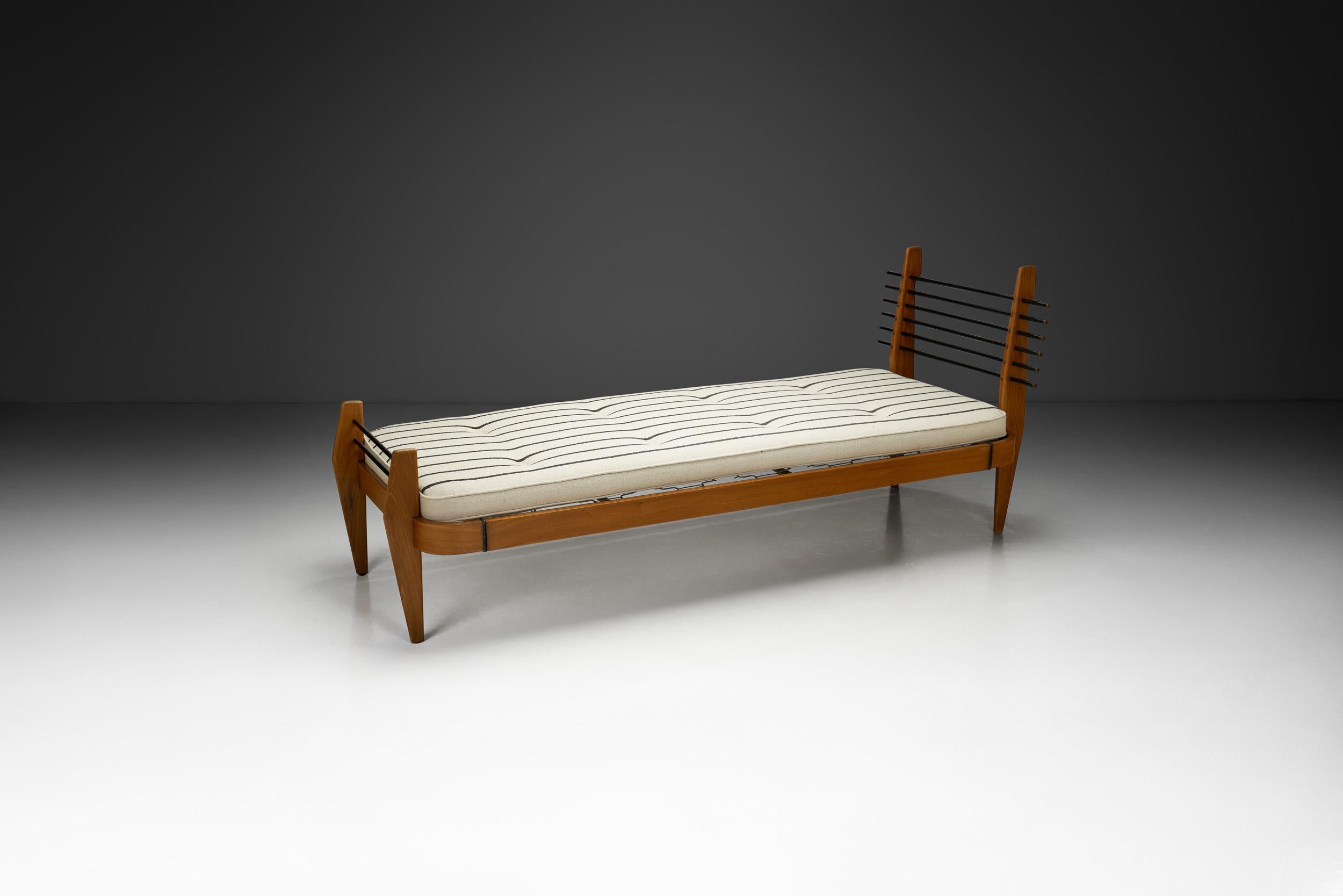 Striped Daybed by Franco Campo and Carlo Graffi for Home Torino, Italy 1960s In Good Condition For Sale In Utrecht, NL