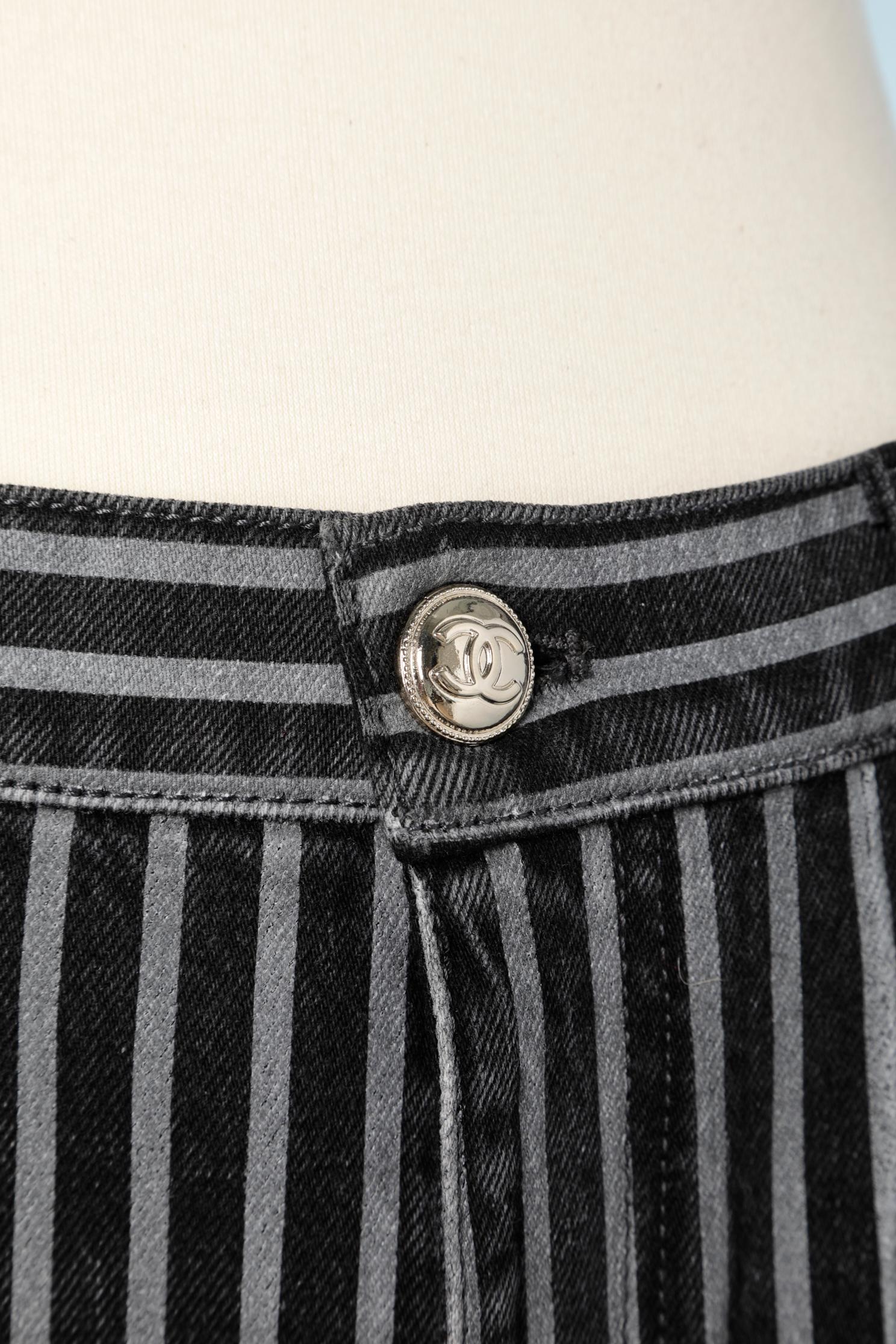 Striped denim pants with branded buttons (Prototype)
SIZE 40 (M) 
