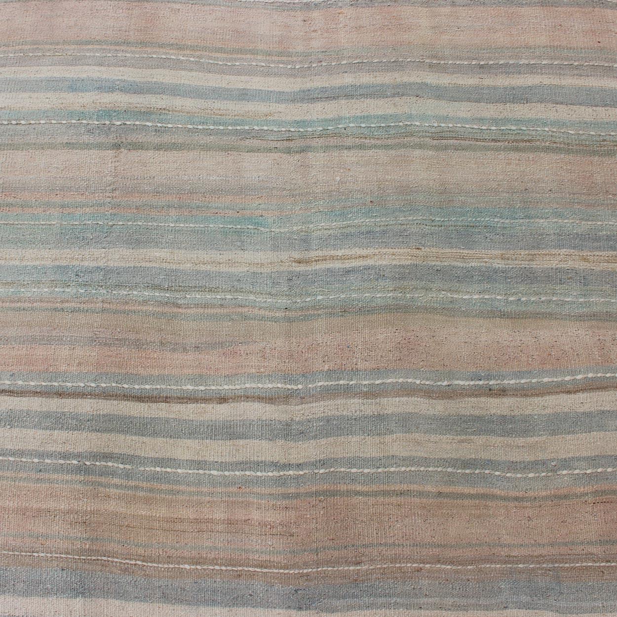 Runner a righe a trama piatta Kilim turco d'epoca con colori chiari in vendita 1