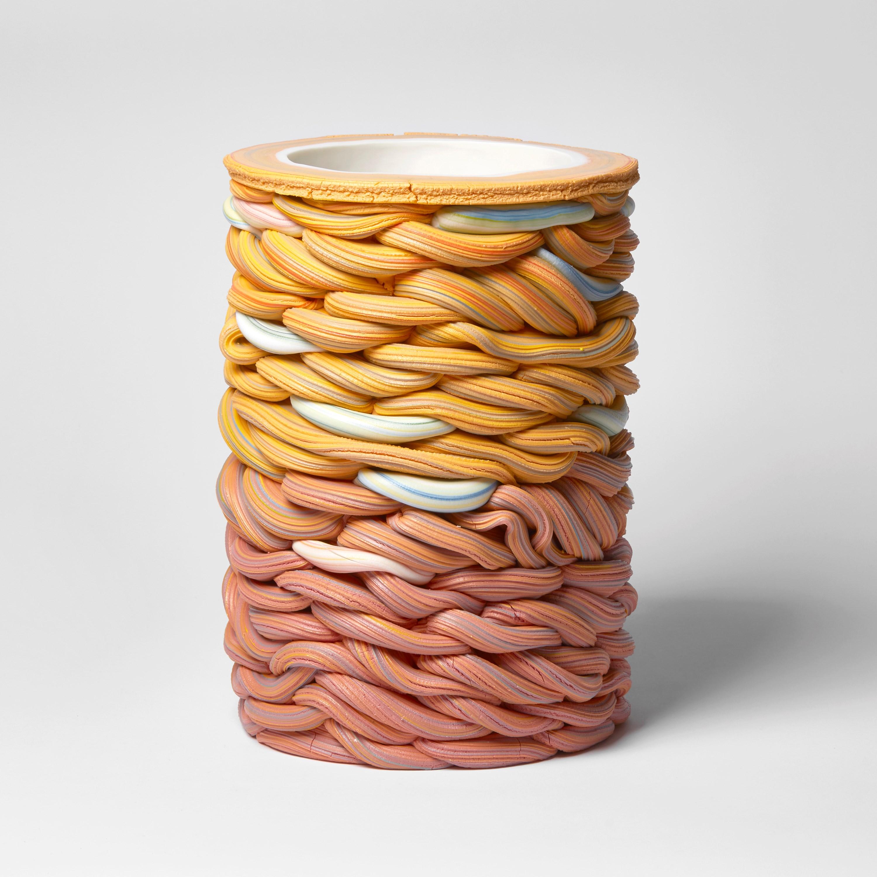 Striped Foldes II est une sculpture unique de l'artiste britannique Steven Edwards, créée à partir de porcelaine parianne blanche et colorée.

Steven Edwards est un artiste céramiste dont le travail explore le langage du Making Works à travers la