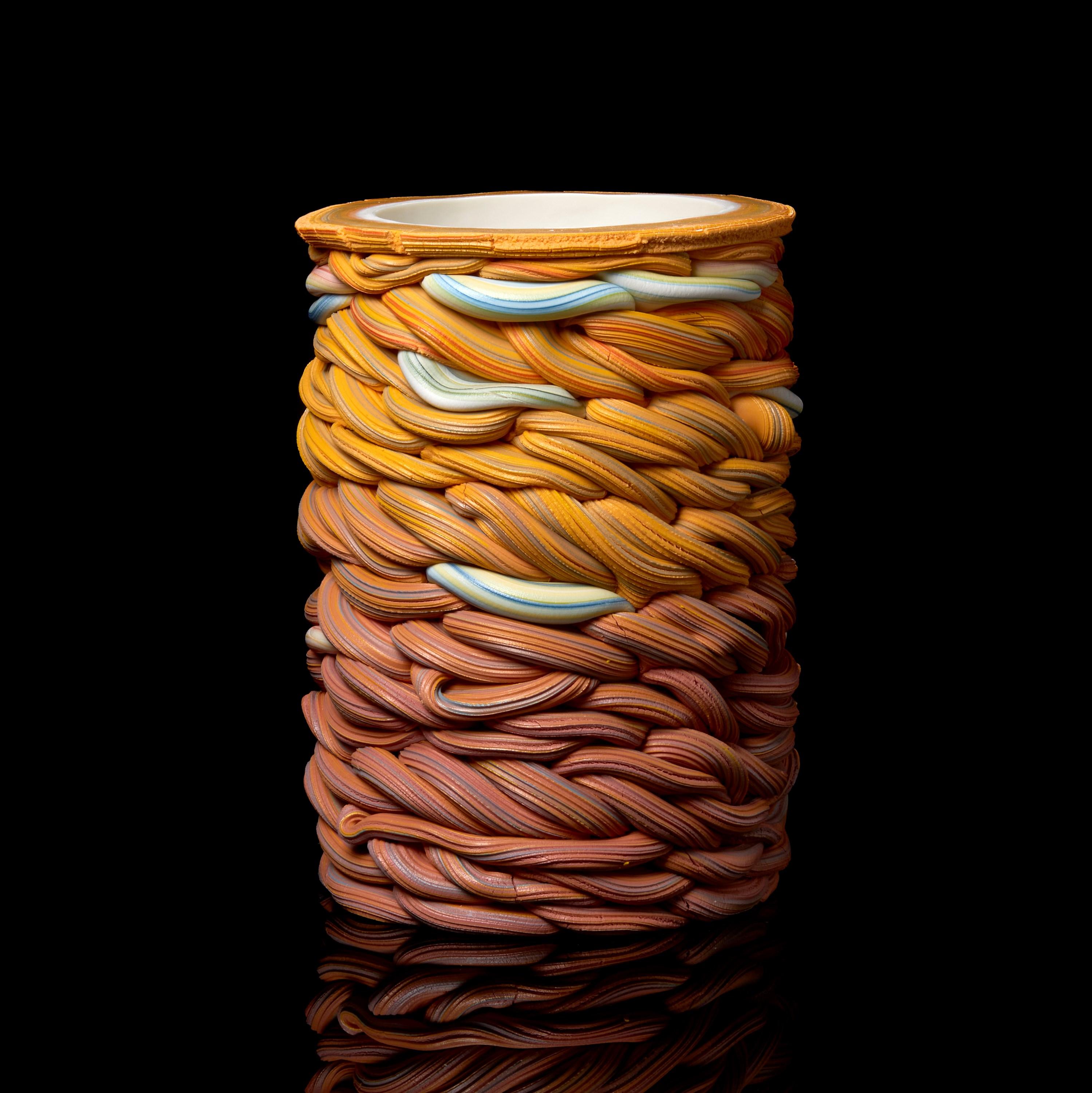 Britannique Vase sculptural Striped Fold II, porcelaine aux couleurs mélangées de Steven Edwards en vente