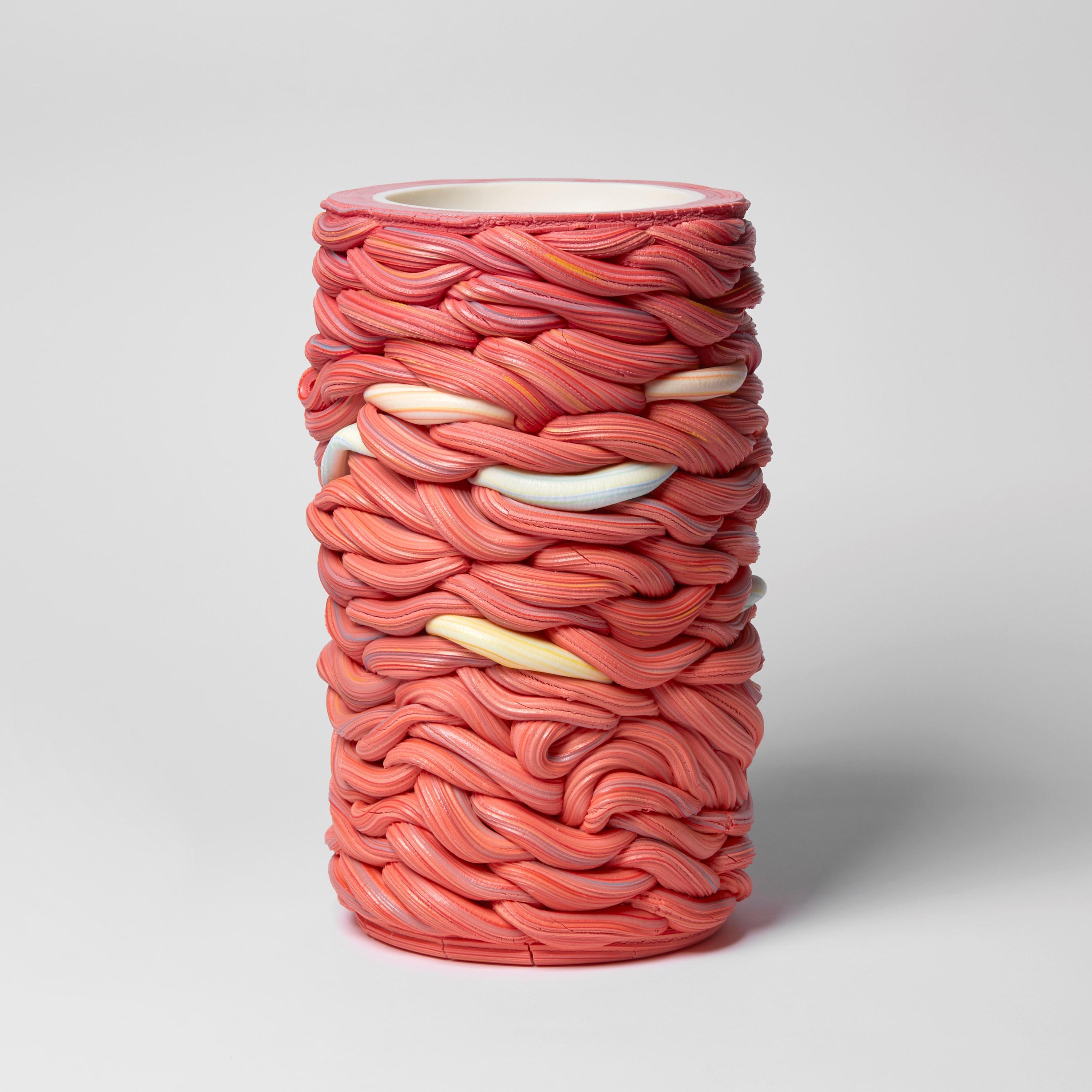 Striped Fold III ist eine einzigartige Skulptur des britischen Künstlers Steven Edwards, die aus weißem und farbigem Parianporzellan geschaffen wurde.

Steven Edwards ist ein Keramikkünstler, der in seinen Arbeiten die Sprache der Herstellung durch