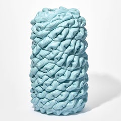 Striped Foldes XXVI, una scultura in porcellana blu e parian di Steven Edwarrds