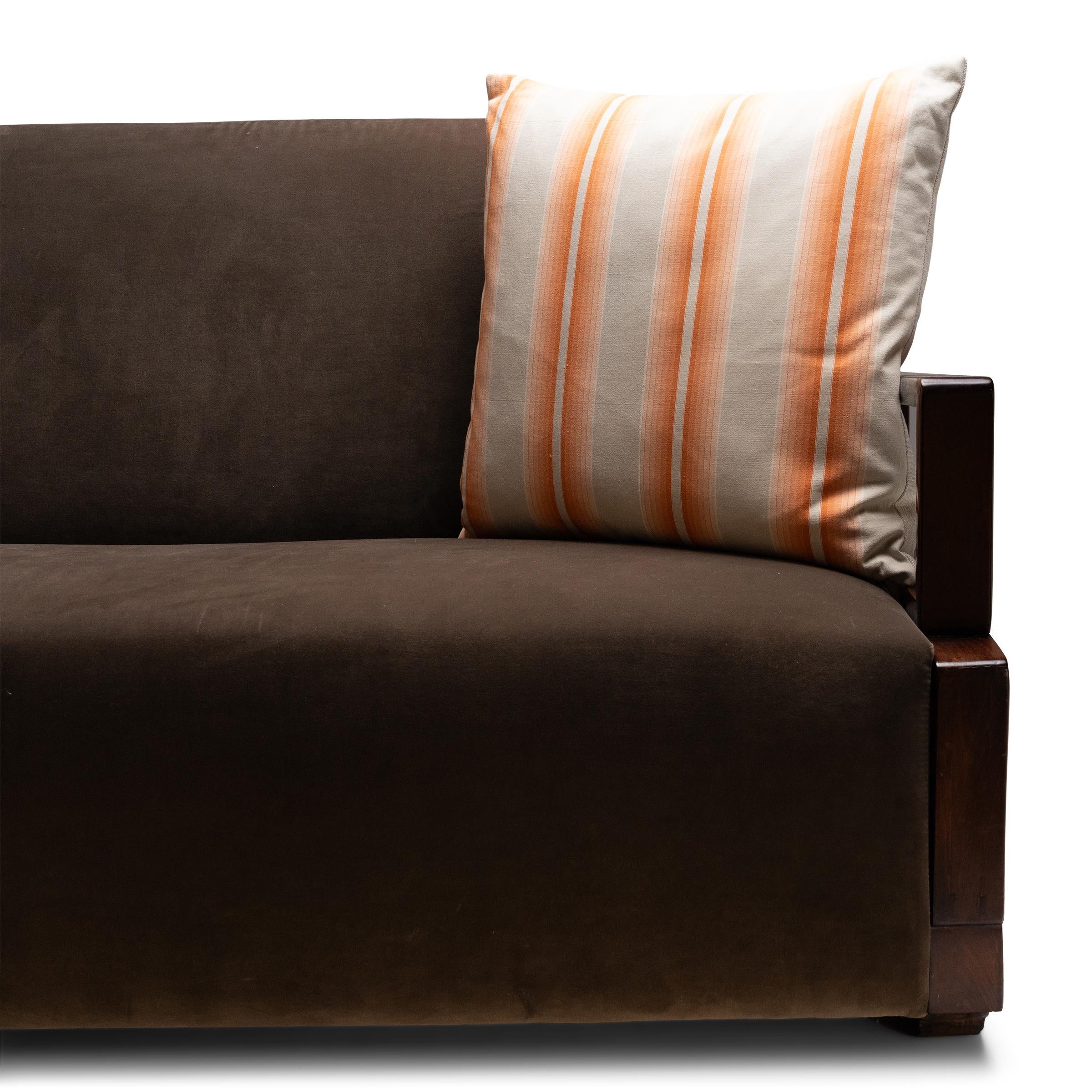 Ce coussin artisanal a été conçu par une artiste locale de Chicago et historienne du textile qui réutilise avec amour les tissus, vêtements et fragments de broderie vintage qu'elle collectionne au cours de ses voyages. Rempli de duvet et doublé de