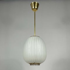 Pendentif en verre dépoli rayé et laiton, Orrefors Suède années 1950