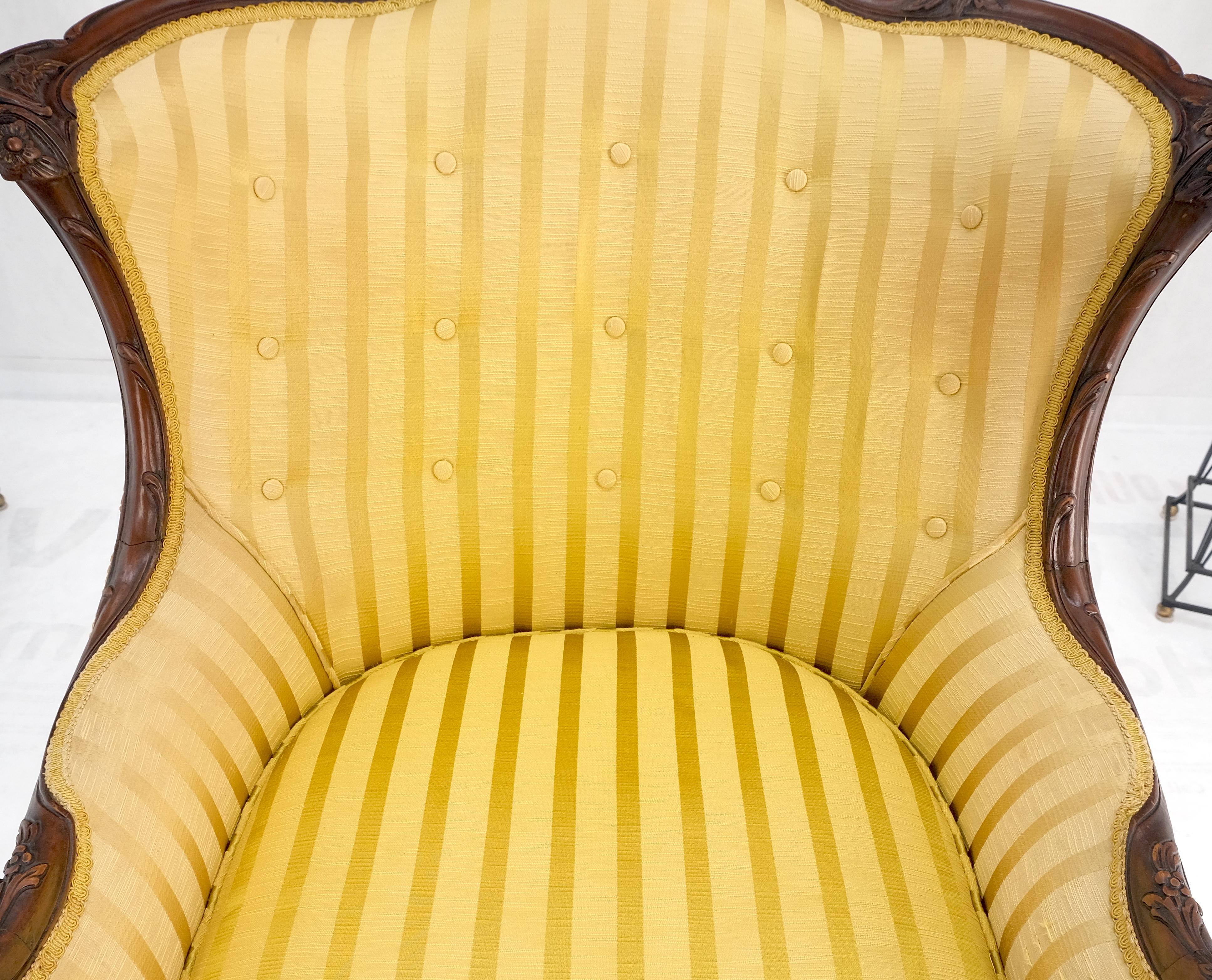 Tapisserie d'ameublement or rayée Chaise longue à cadre en acajou finement sculpté Cadre solide en vente 4