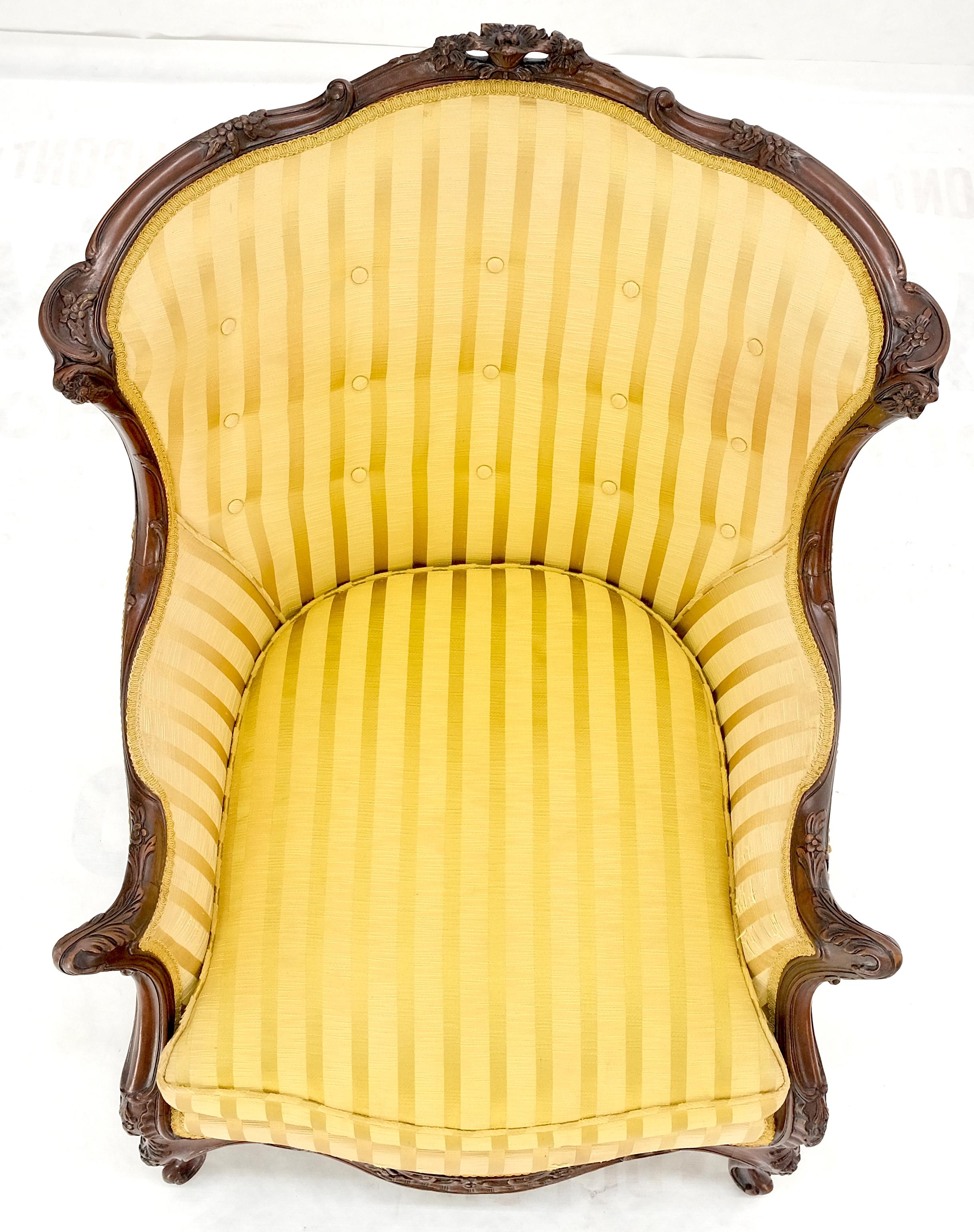Américain Tapisserie d'ameublement or rayée Chaise longue à cadre en acajou finement sculpté Cadre solide en vente