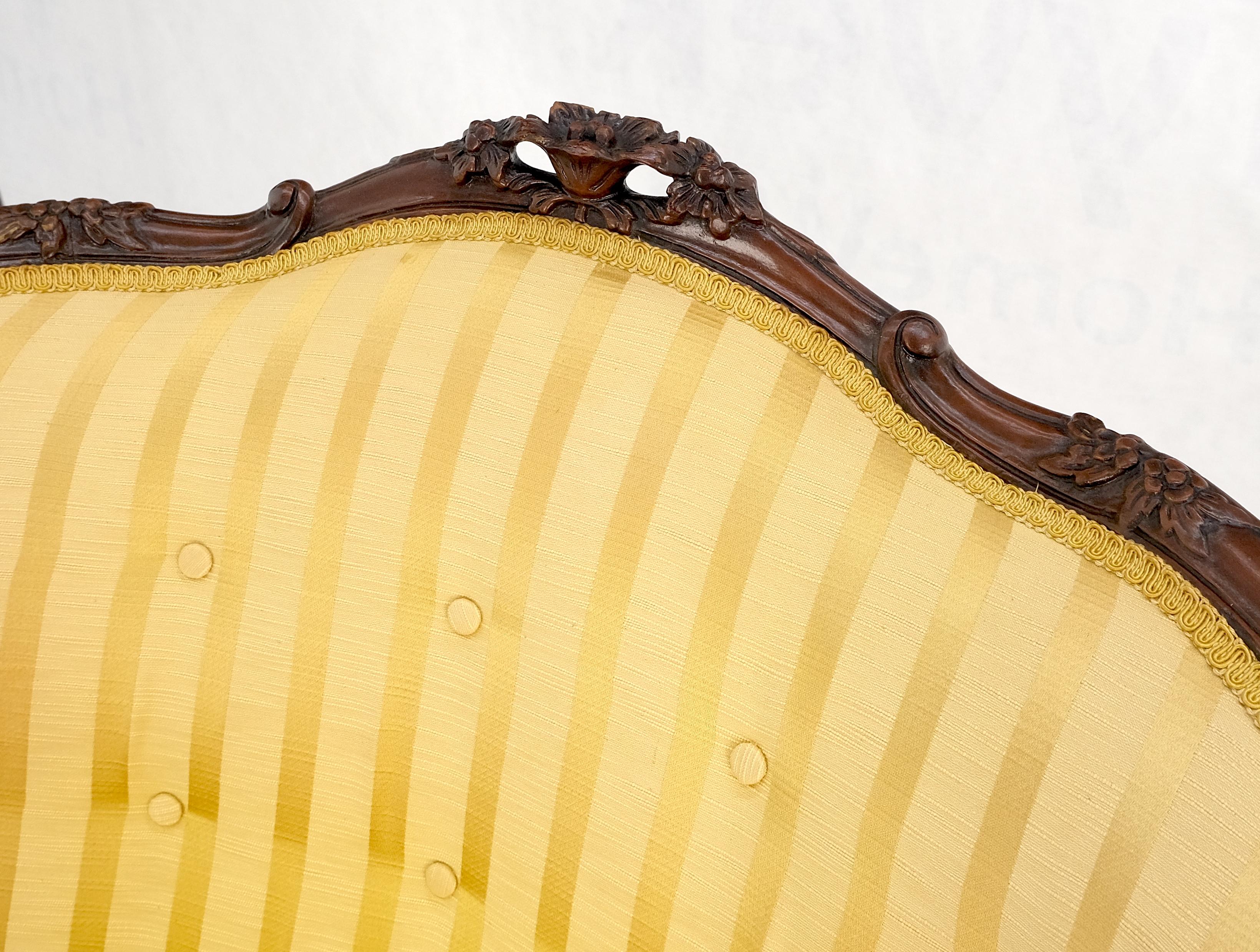 Laqué Tapisserie d'ameublement or rayée Chaise longue à cadre en acajou finement sculpté Cadre solide en vente