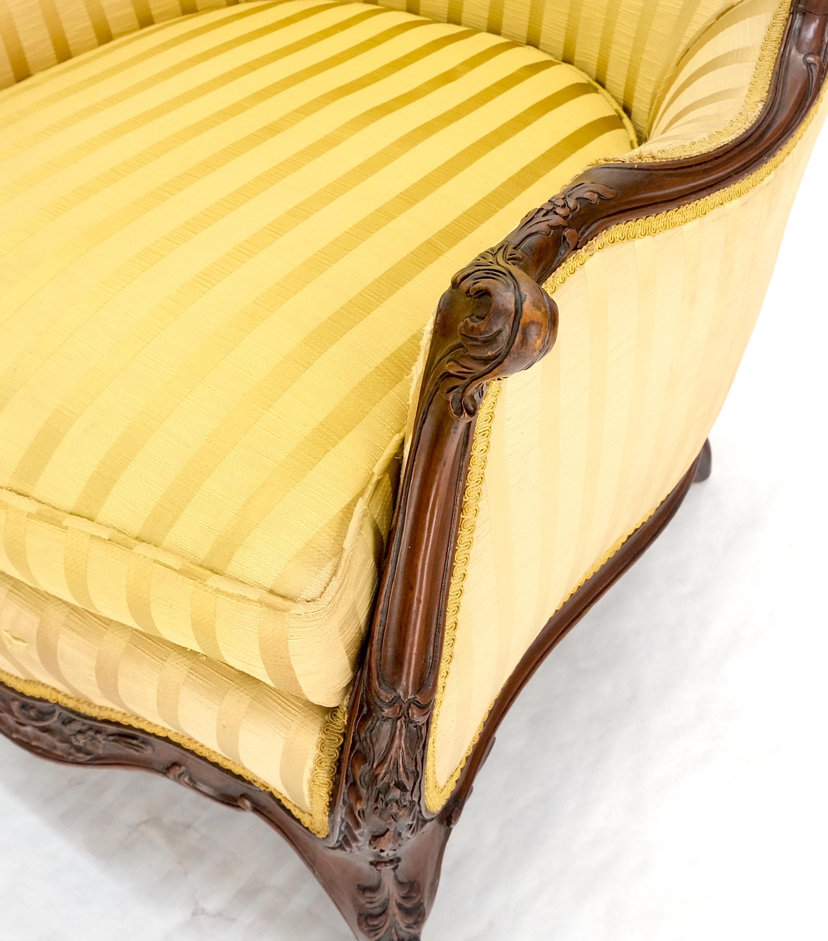 20ième siècle Tapisserie d'ameublement or rayée Chaise longue à cadre en acajou finement sculpté Cadre solide en vente