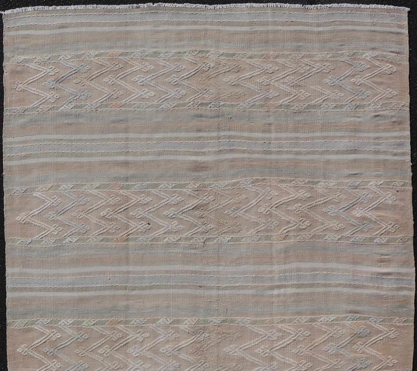 Tapis Kilim turc vintage aux couleurs sourdes et aux motifs tribaux. Keivan Woven Arts / tapis EN-13478, pays d'origine / type : Turquie / Kilim , circa 1950
Mesures : 4'5 x 7'9.