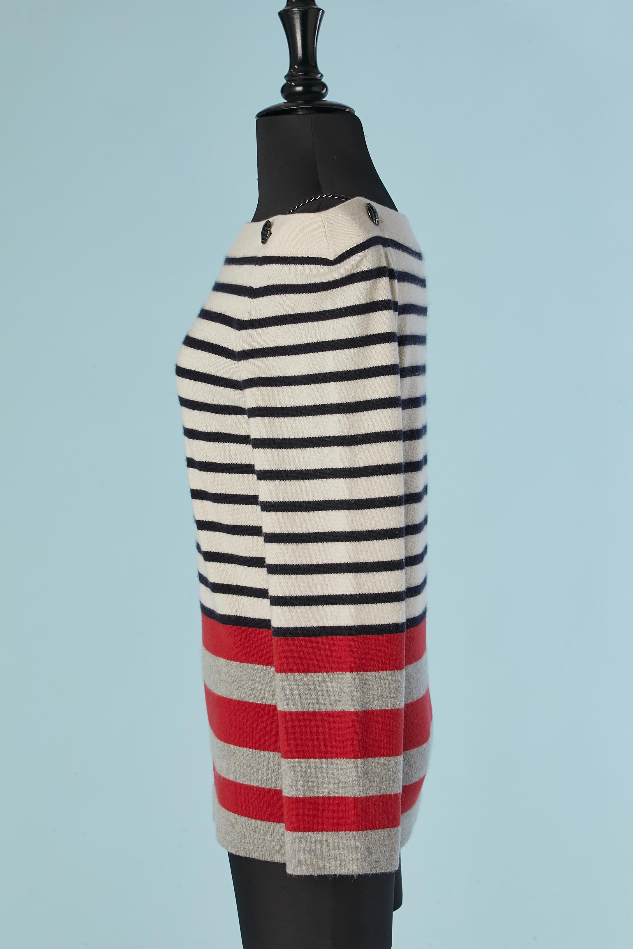 Pull en cachemire jacquard rayé avec chaîne et bouton sur les épaules CHANEL Excellent état - En vente à Saint-Ouen-Sur-Seine, FR