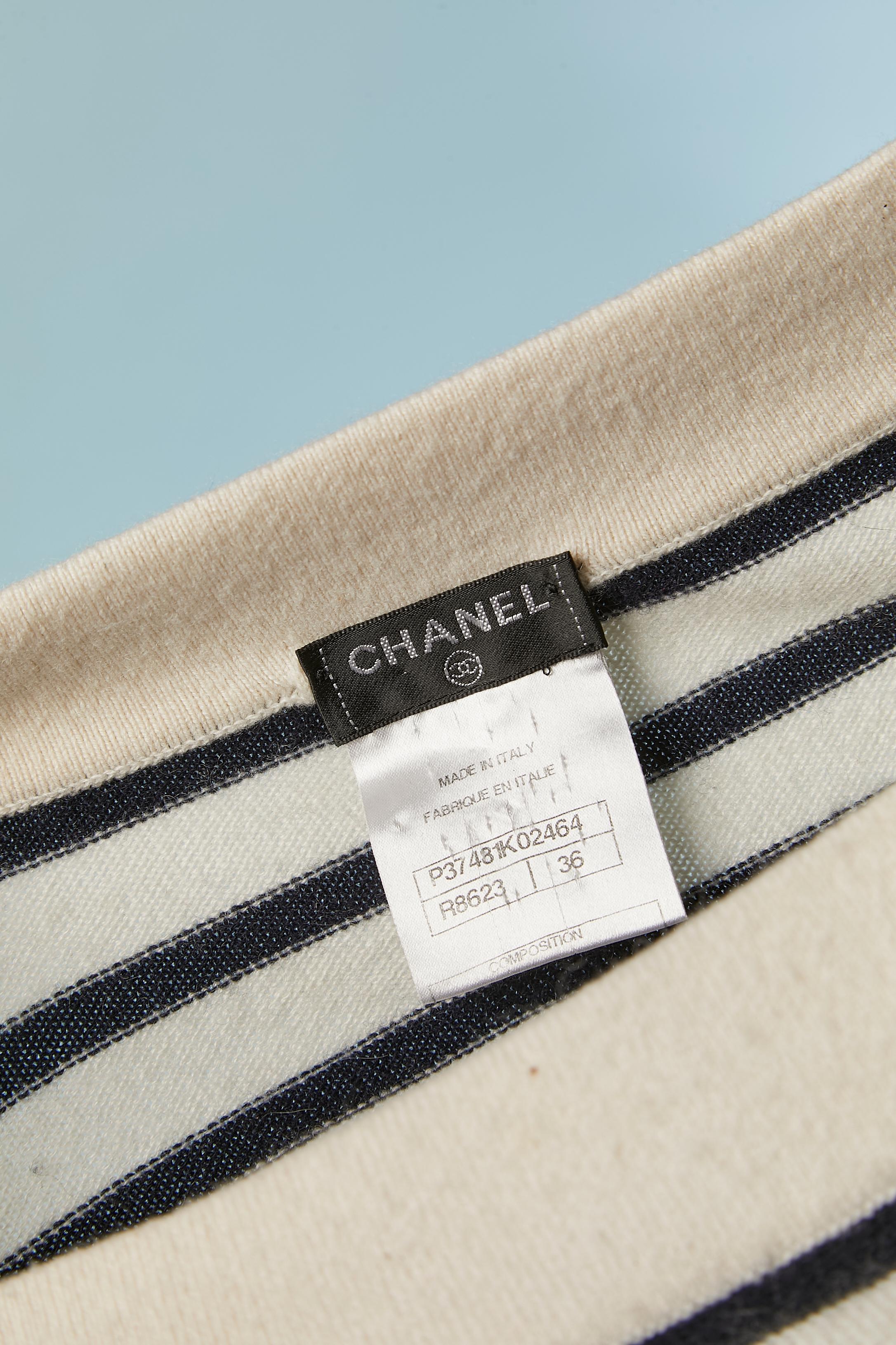 Pull en cachemire jacquard rayé avec chaîne et bouton sur les épaules CHANEL en vente 1