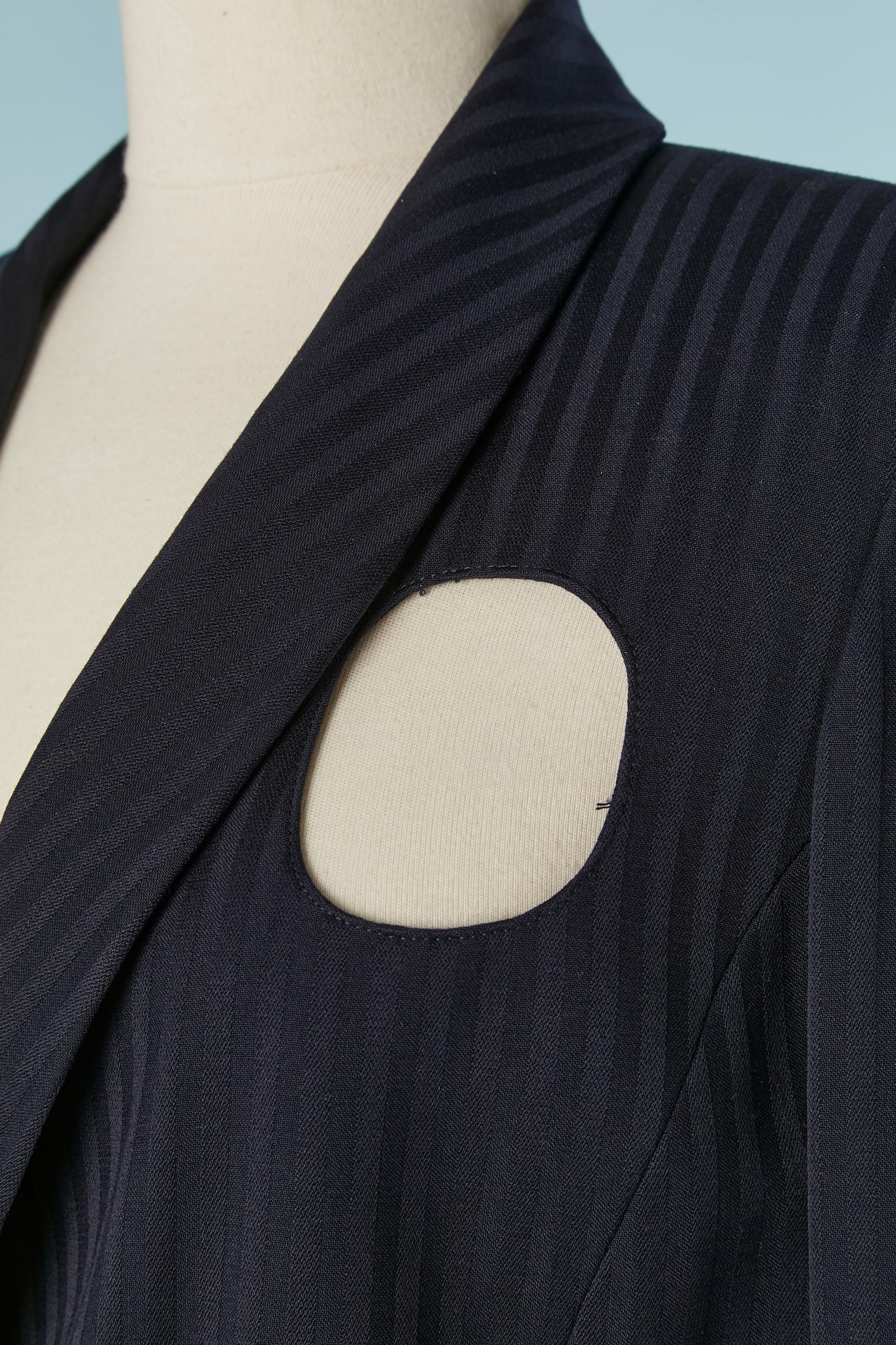 Chaqueta cruzada de lana jacquard a rayas con corte redondo. Forro de acetato. Hombrera. Cierre de botón y ojal en la parte delantera + en el puño. Bolsillo en ambos lados.
TALLA EN LA ETIQUETA 36 (Fr) 4 (Us) pero encaja también 38 (Fr) M 