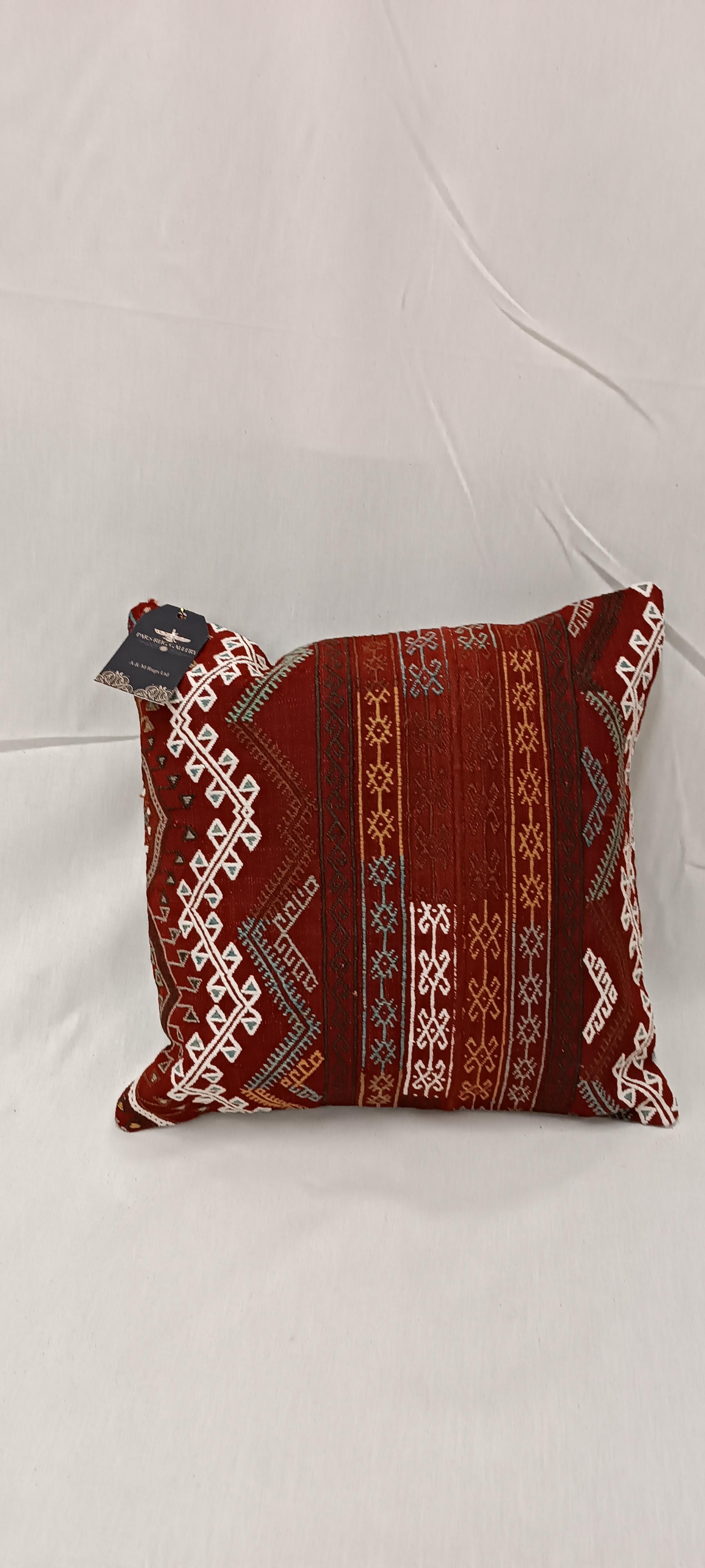 Housse de coussin Kilim turc contemporain - Bourgogne Multicolore Tribal Zigzag Wool Pillow

Ajoutez de la chaleur et une beauté artisanale à votre intérieur avec cette housse de coussin en kilim turc faite à la main, un mélange parfait d'artisanat