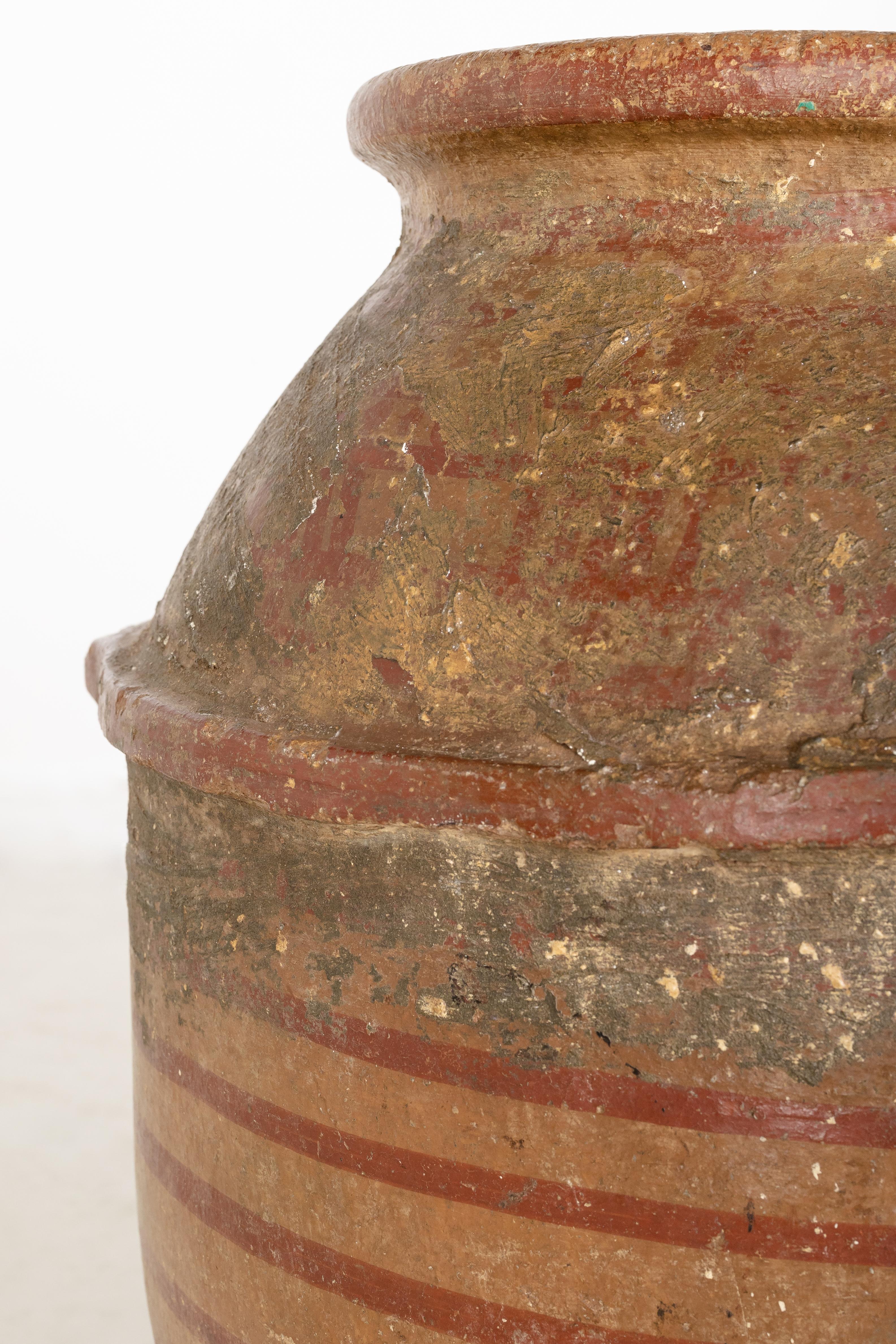 Rustique Grande poterie de céramique rayée en vente