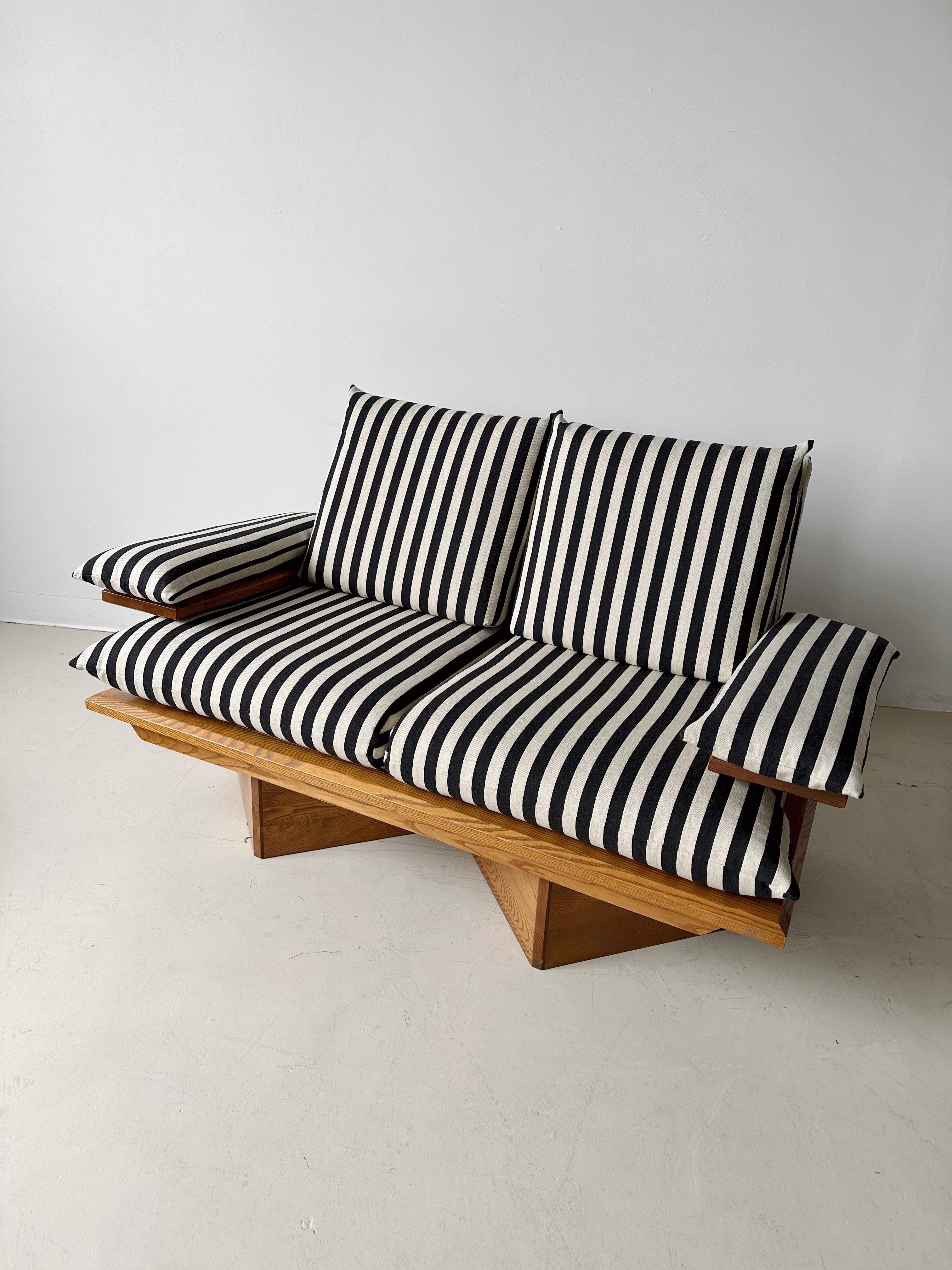 Striped Loveseat with Pine Frame, Set of 2 In Good Condition For Sale In Outremont, QC